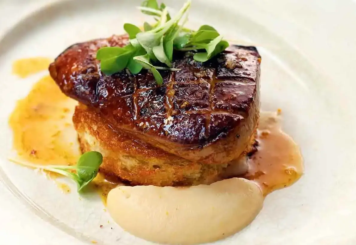 Foie gras dibuat dari hati angsa atau bebek yang dimasak bersama saus bumbu khusus