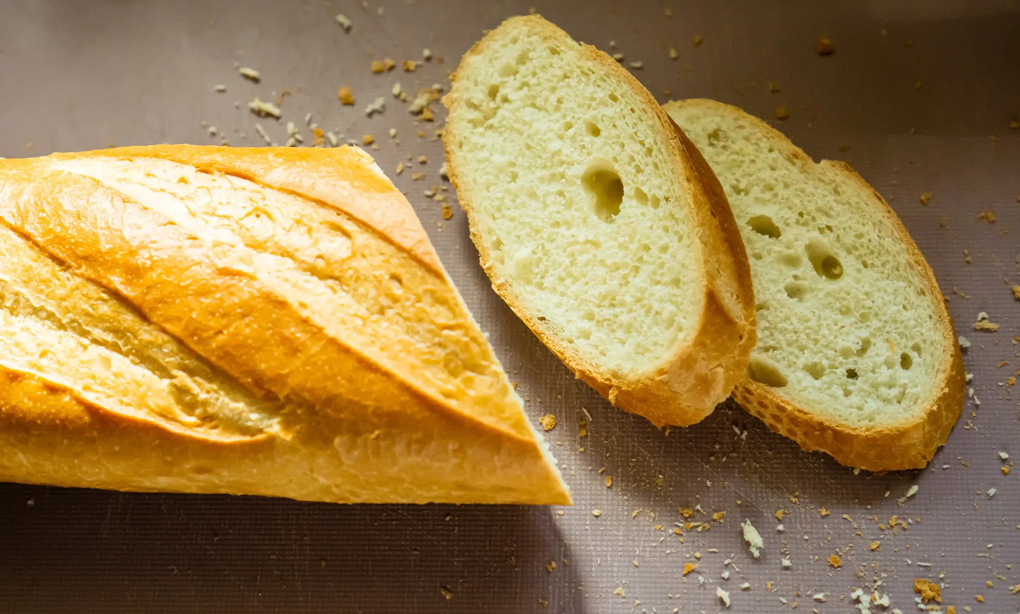 Baguette merupakan roti berbahan dasar tepung terigu, ragi, garam, dan air. 