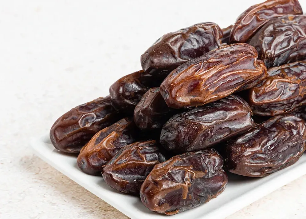Buah kurma Khudri di atas sebuah piring berwarna putih berbentuk persegi