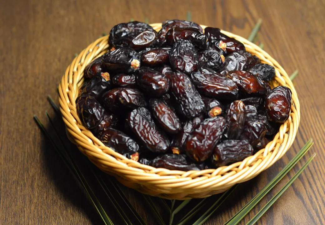 Beberapa buah kurma Safawi di dalam sebuah keranjang anyaman yang diletakkan di atas meja