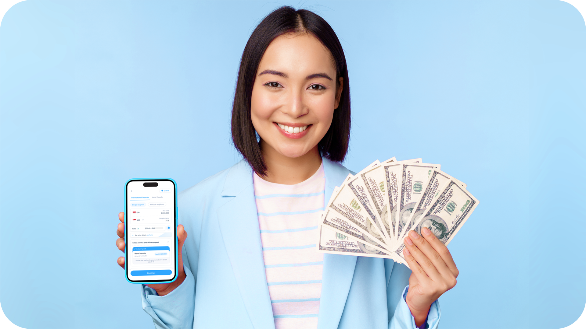 Seorang perempuan tersenyum mengenakan blazer biru muda, memegang ponsel yang menampilkan aplikasi pengiriman dan uang dolar AS yang dibuat dalam bentuk kipas, dengan latar belakang biru.