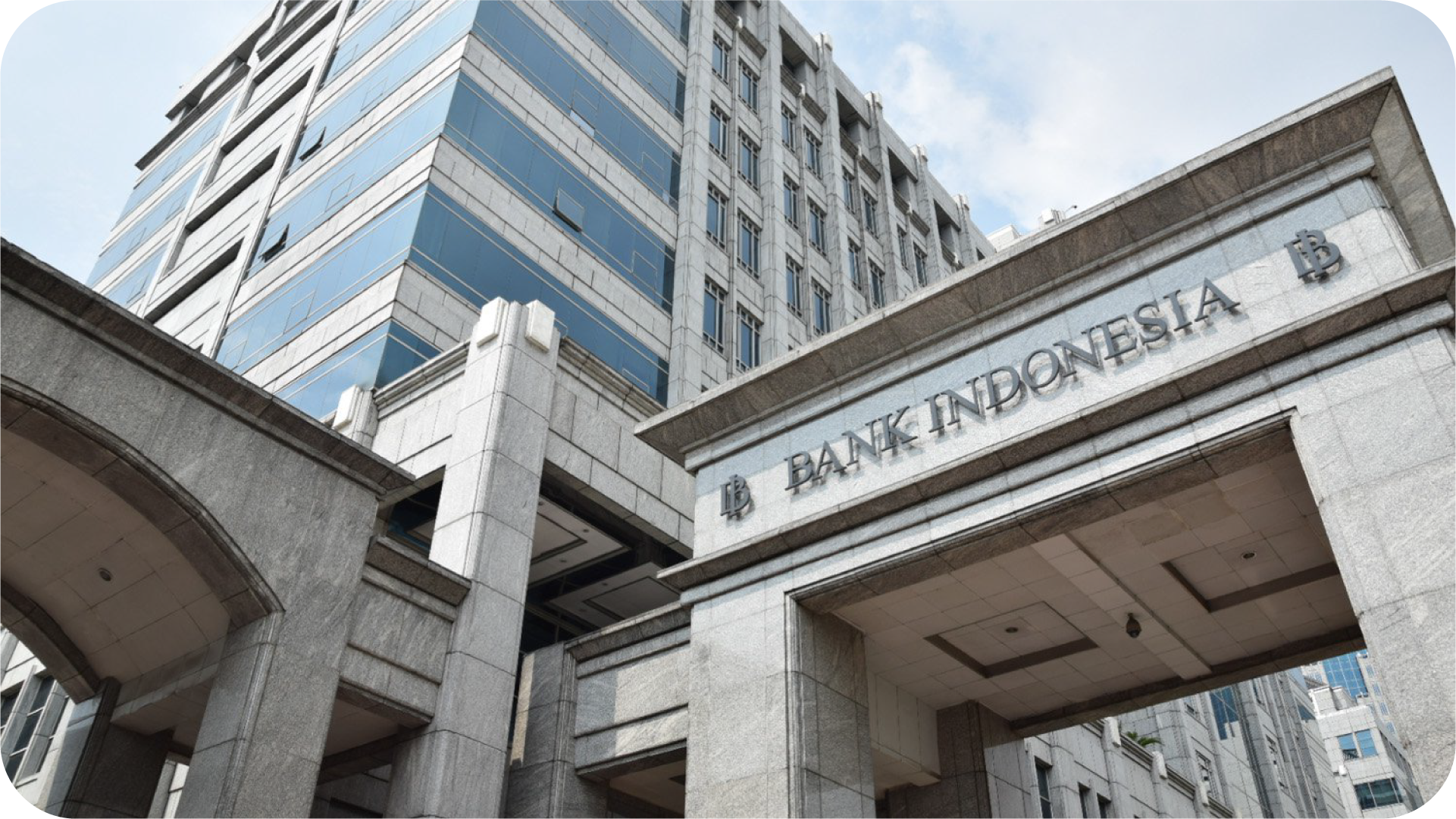 Gedung Bank Indonesia dengan cat dominan abu-abu dan kaca berwarna biru.  
