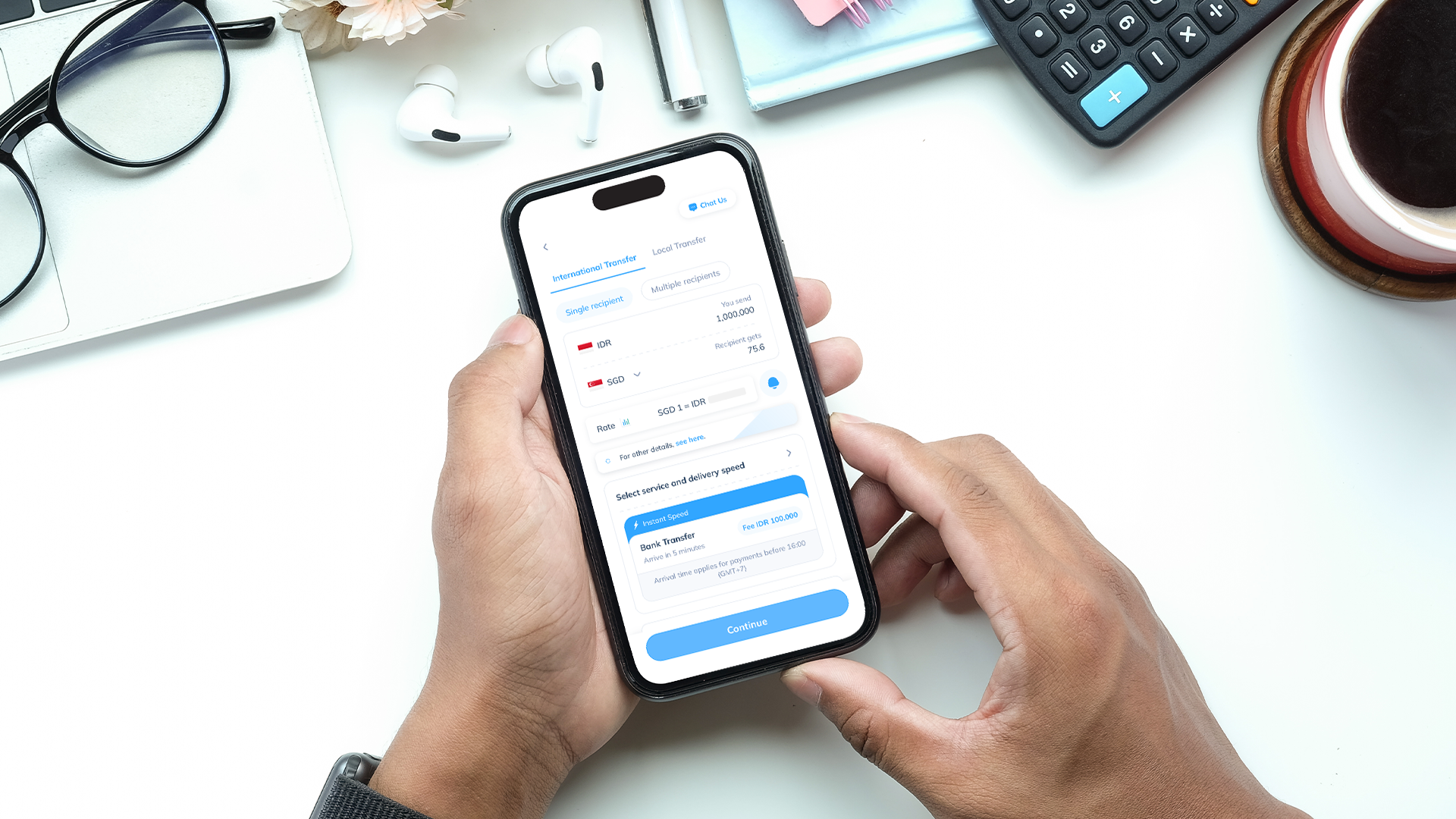 Pengguna sedang memakai aplikasi transfer uang internasional di smartphone untuk mengirim uang lintas negara secara digital.