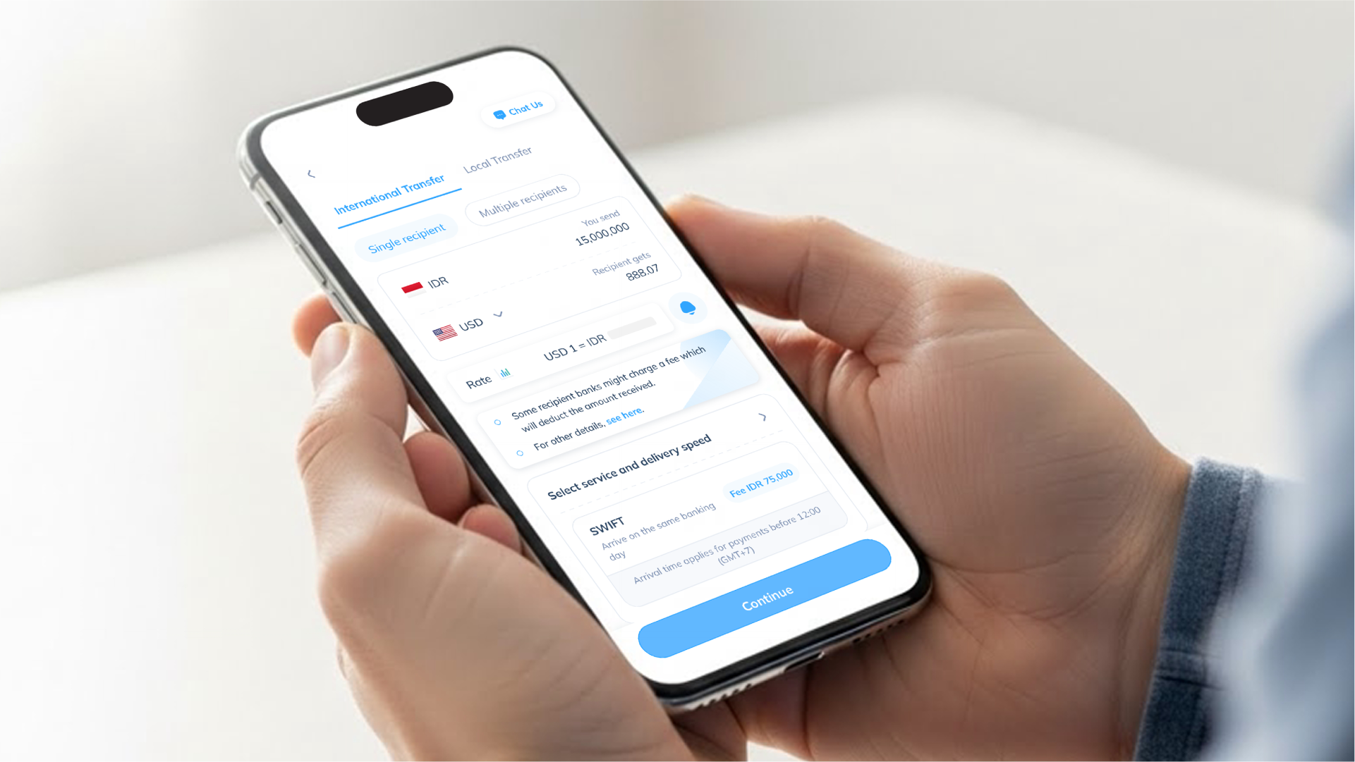 Seseorang memegang smartphone, memperlihatkan tahapan transaksi internasional via SWIFT dengan salah satu layanan remitansi online.