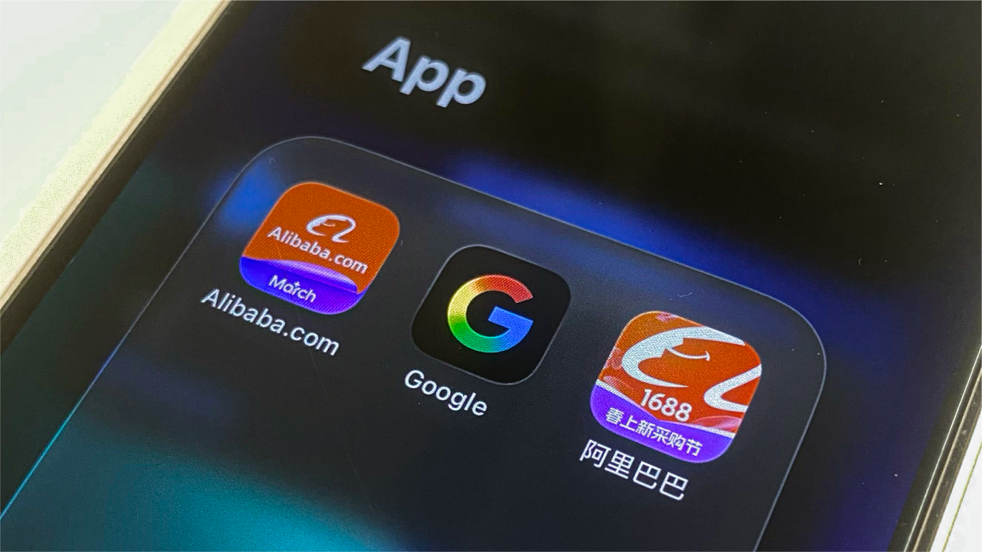Layar smartphone menampilkan aplikasi marketplace B2B seperti Alibaba dan 1688 untuk mencari supplier luar negeri