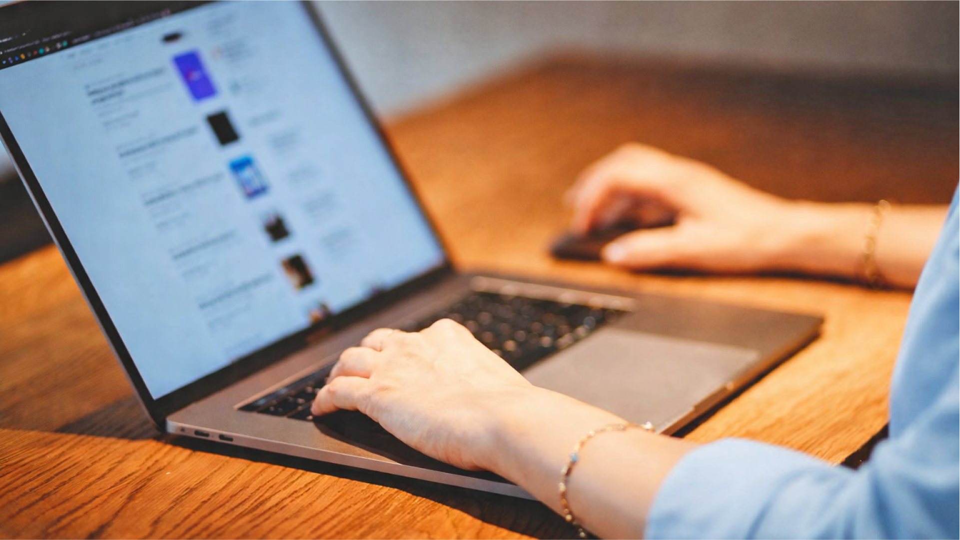 Seseorang mencari produk dan supplier di marketplace online menggunakan laptop.
