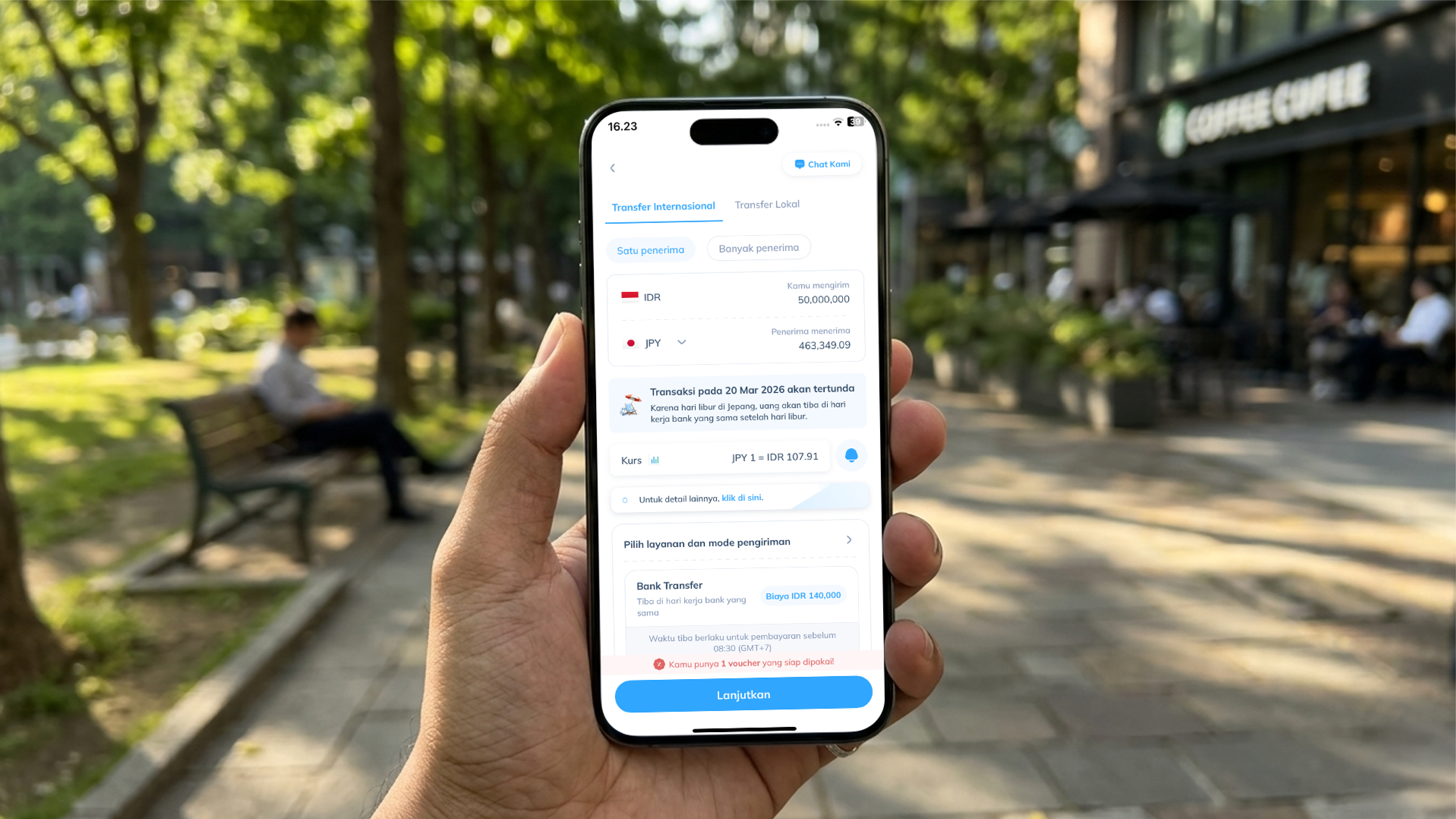Tangan memegang smartphone yang menampilkan aplikasi transfer internasional untuk kirim uang dari Indonesia ke Jepang.