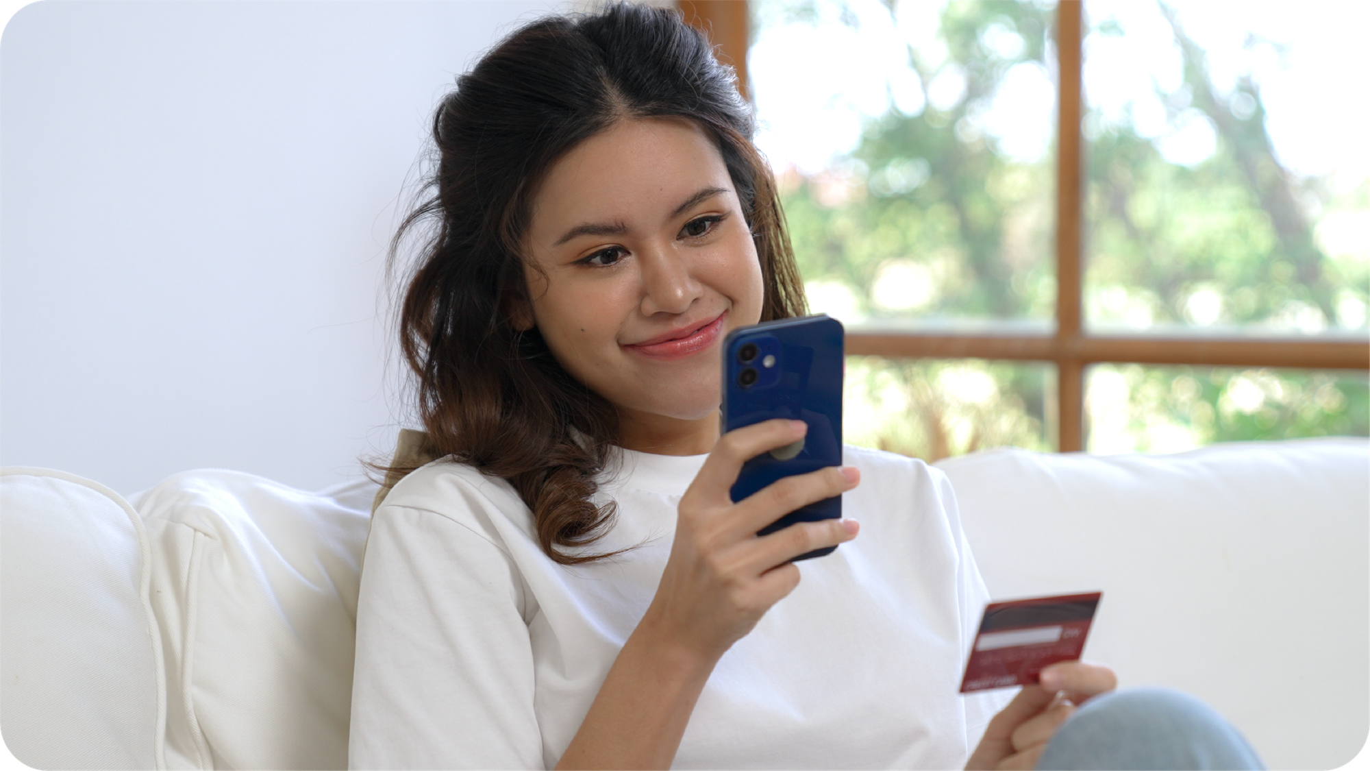 Pengguna melakukan transaksi online dengan ponsel dan kartu sebagai ilustrasi pembayaran digital yang dapat dilacak melalui dokumen MT103 atau fitur pelacakan transaksi.