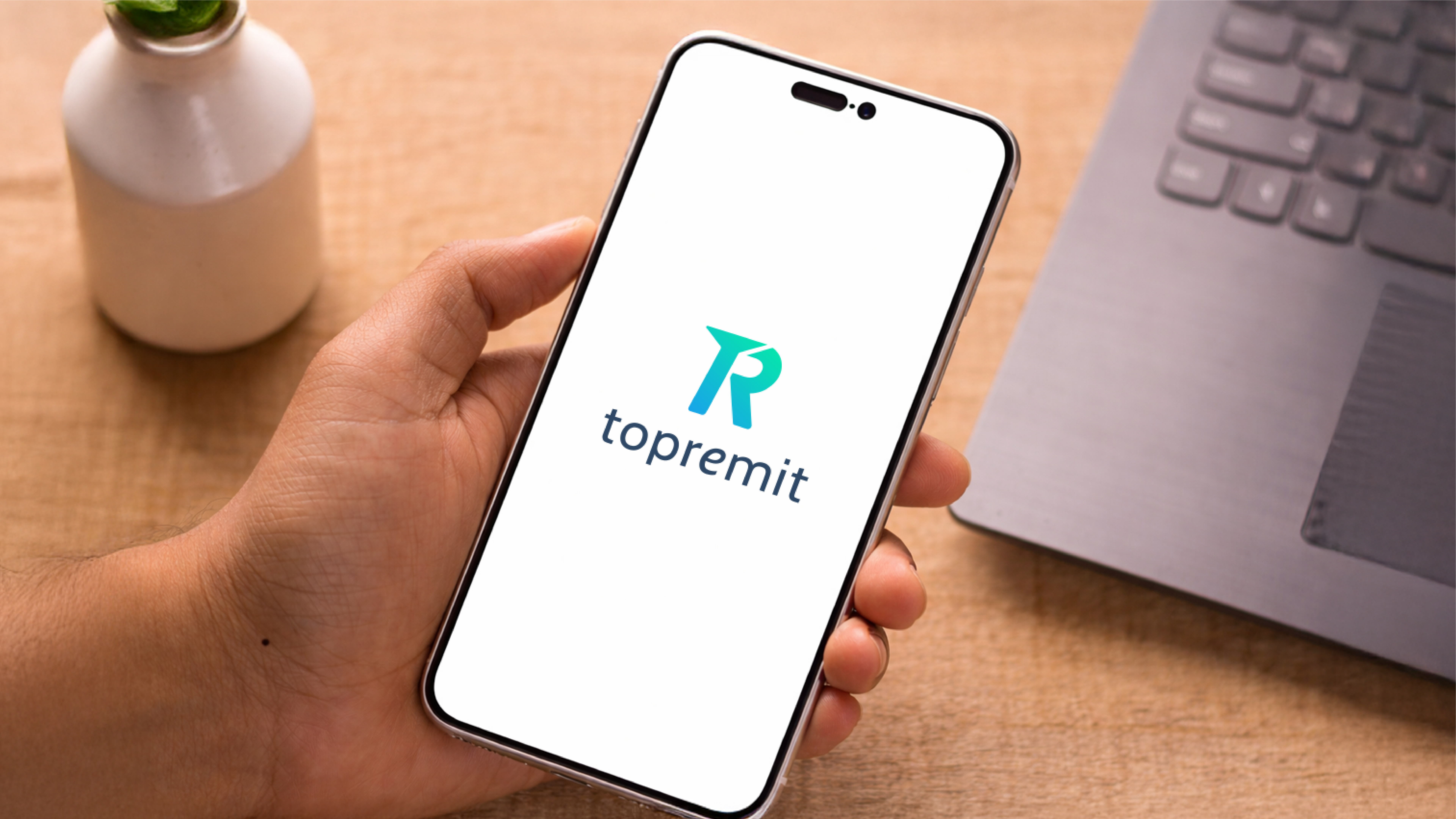 Seseorang sedang membuka aplikasi remitansi Topremit, salah satu aplikasi kirim uang yang sudah berizin Penyelenggara Transfer Dana (PTD) dari di Bank Indonesia.