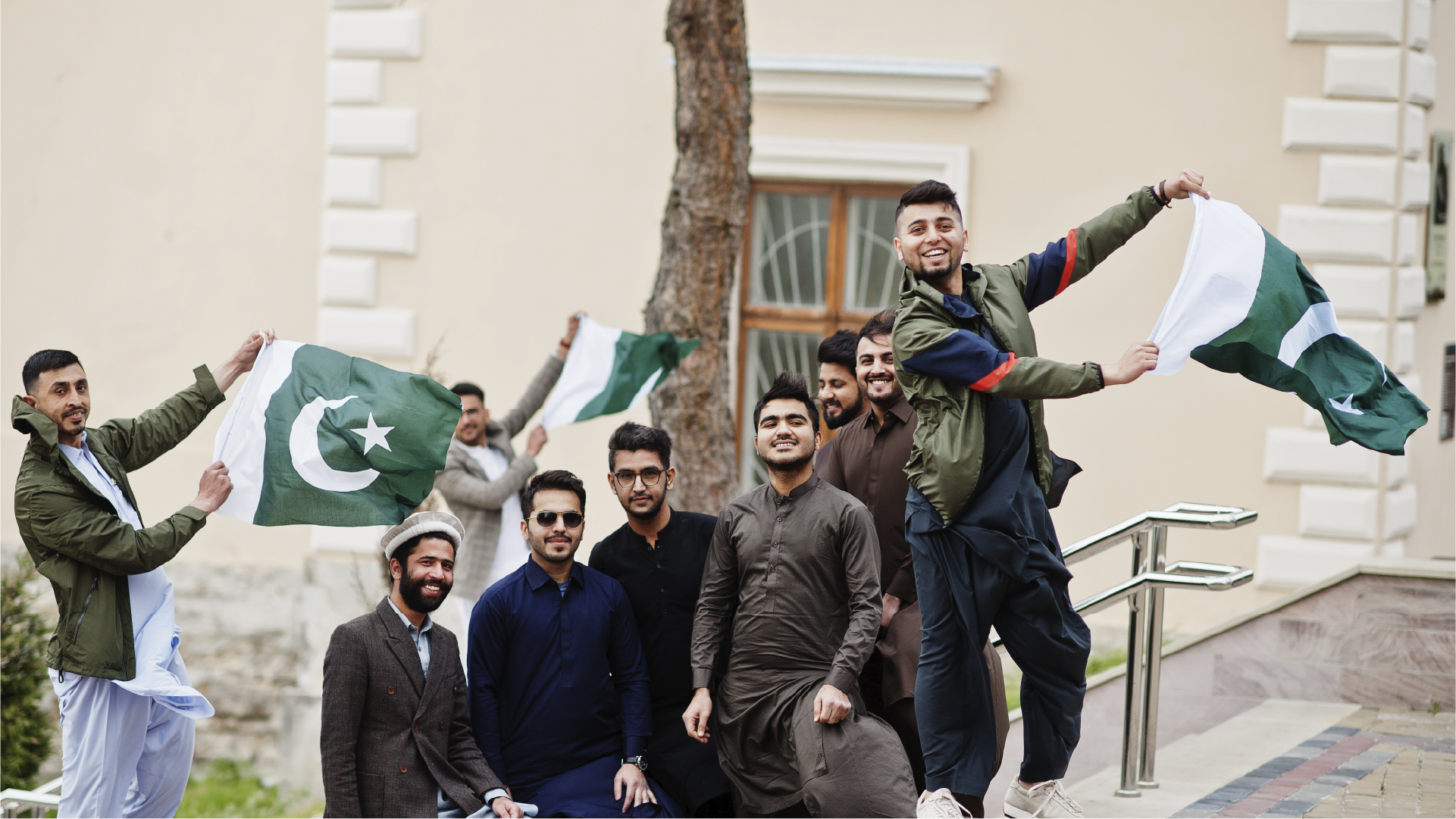 Sekelompok orang mengibarkan bendera Pakistan sebagai ilustrasi kuatnya diaspora dan remitansi ke Pakistan.