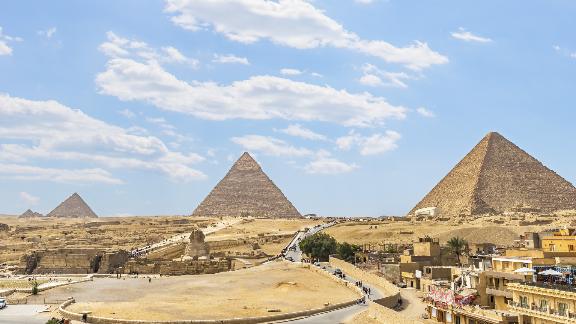 Piramida Giza di Mesir sebagai ilustrasi negara dengan kontribusi remitansi besar terhadap ekonomi nasional.