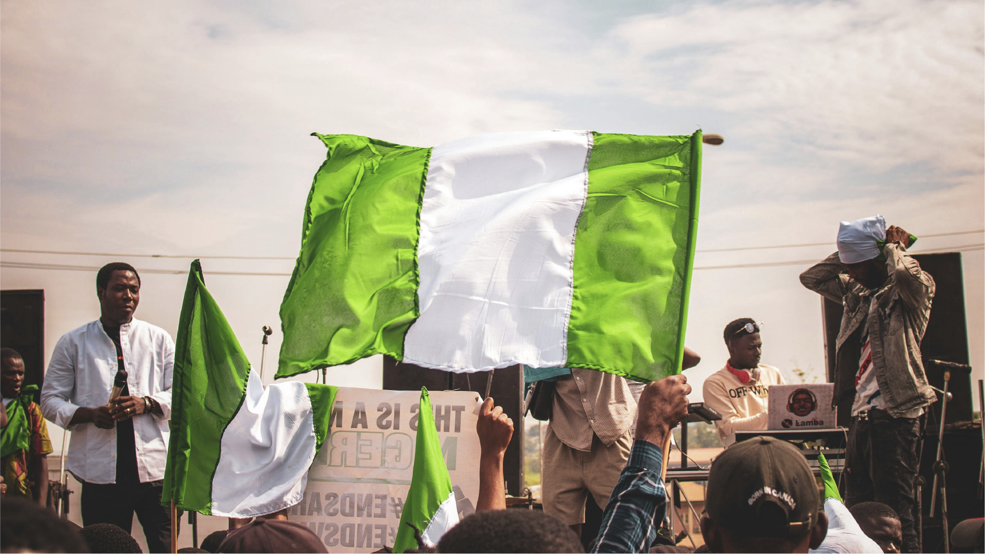 Bendera Nigeria dikibarkan dalam acara komunitas sebagai ilustrasi pentingnya remitansi bagi keluarga di Nigeria.