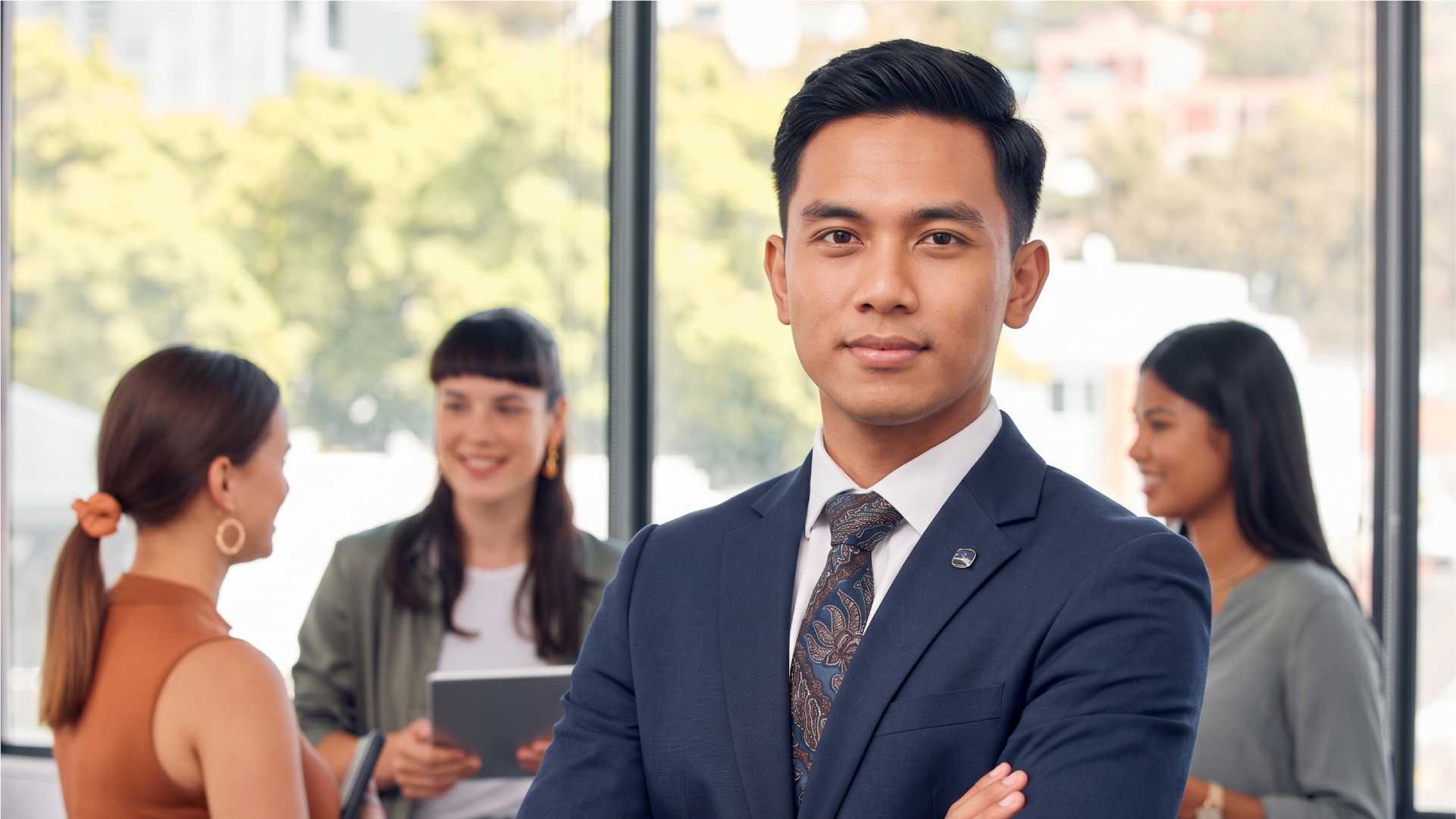 Seorang pekerja profesional asing di lingkungan kantor internasional.