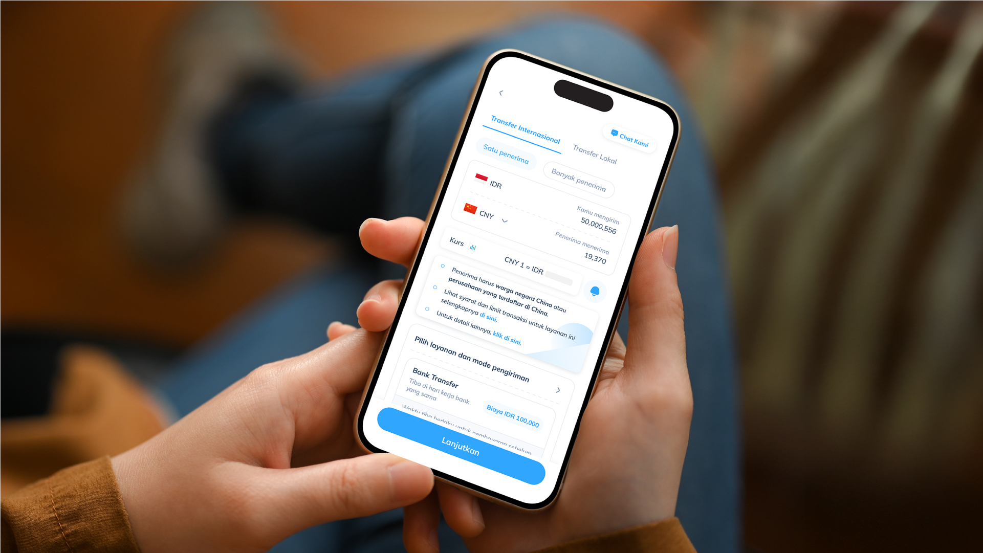 Pengguna membuka aplikasi Topremit di ponsel untuk mengirim uang ke luar negeri secara online dari Indonesia.