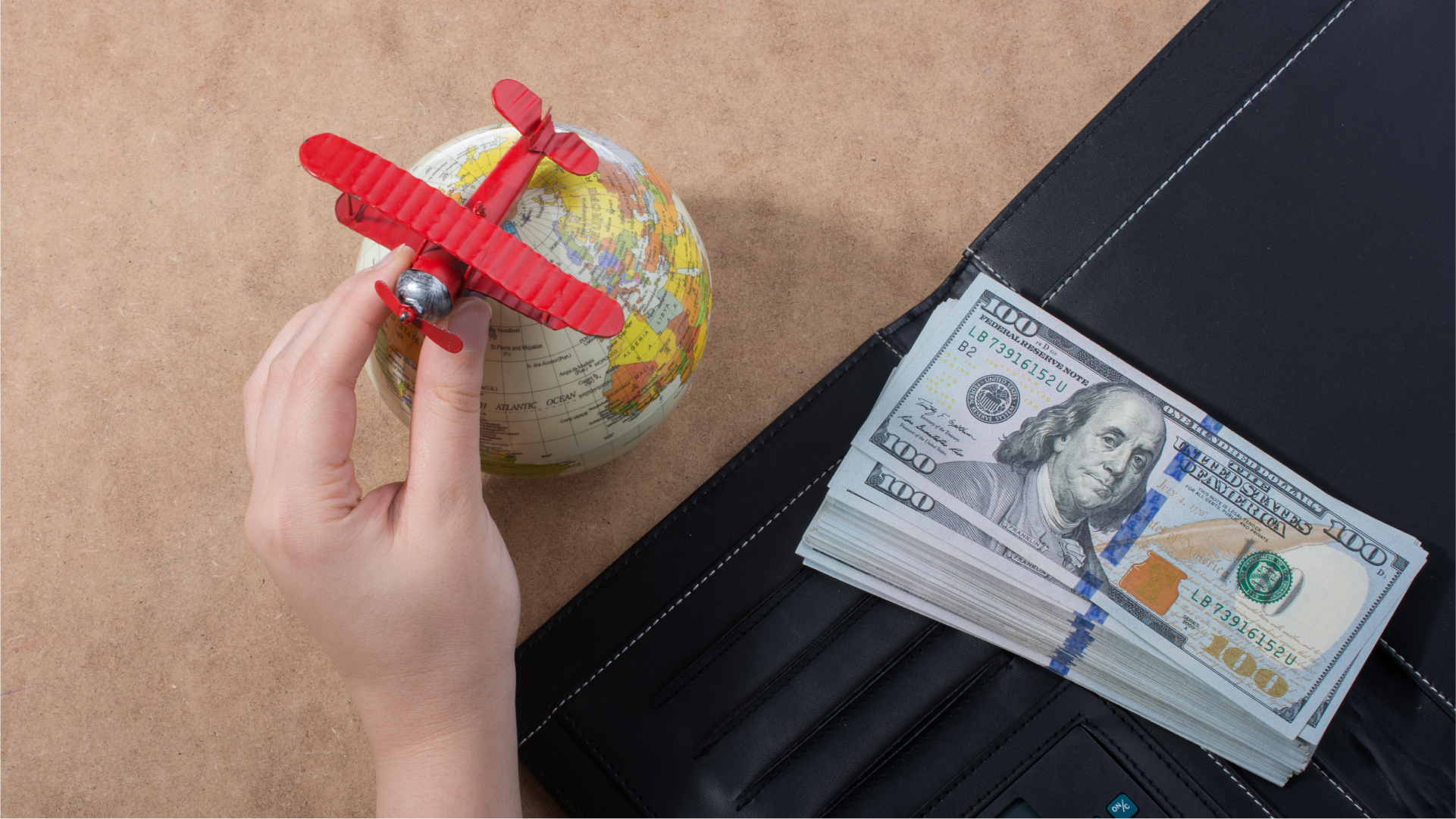 Uang dolar, globe, dan miniatur pesawat sebagai ilustrasi kebutuhan dana untuk perjalanan luar negeri.