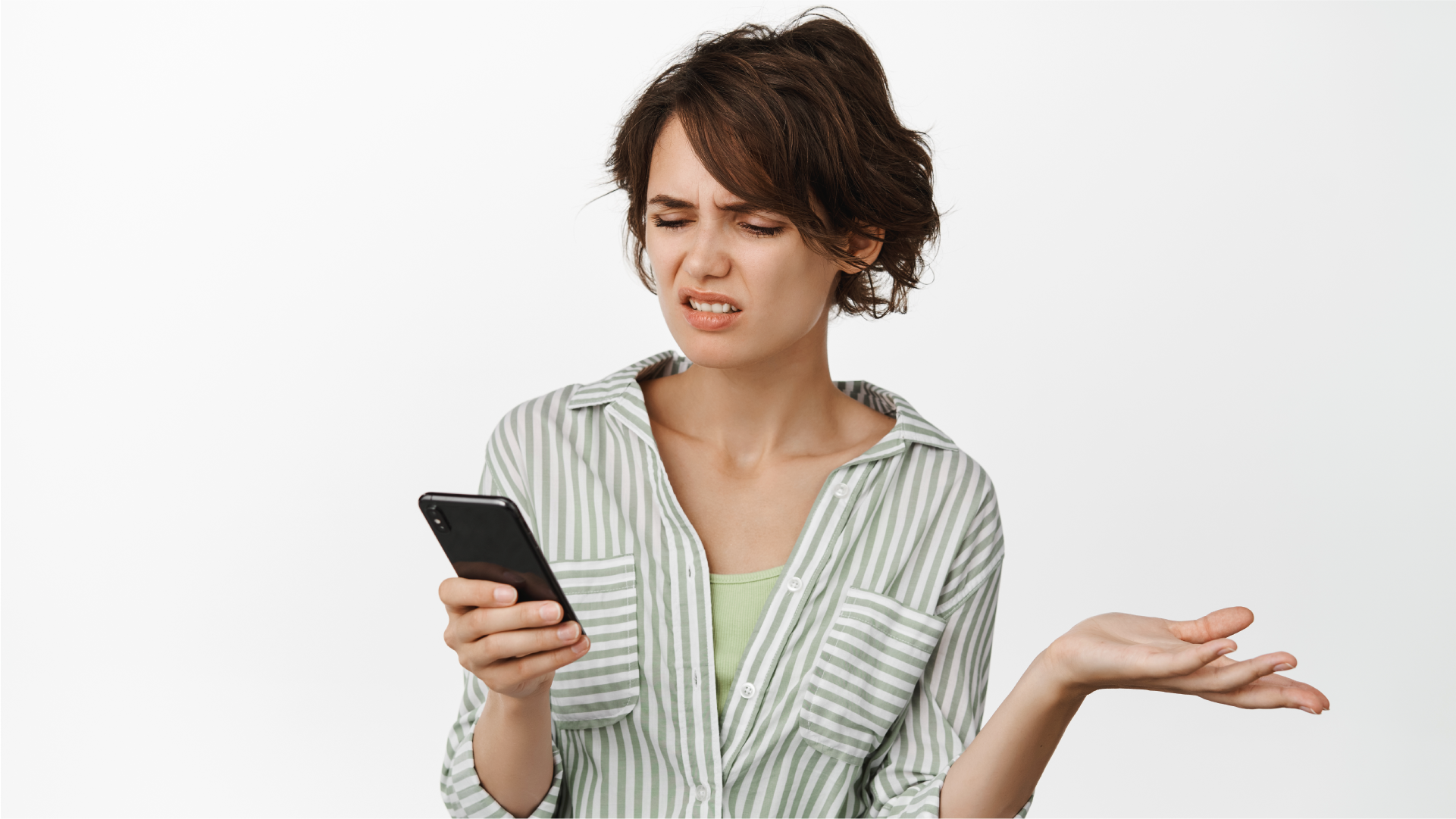 Wanita terlihat bingung saat mengecek ponsel karena transfer uang ke luar negeri gagal.