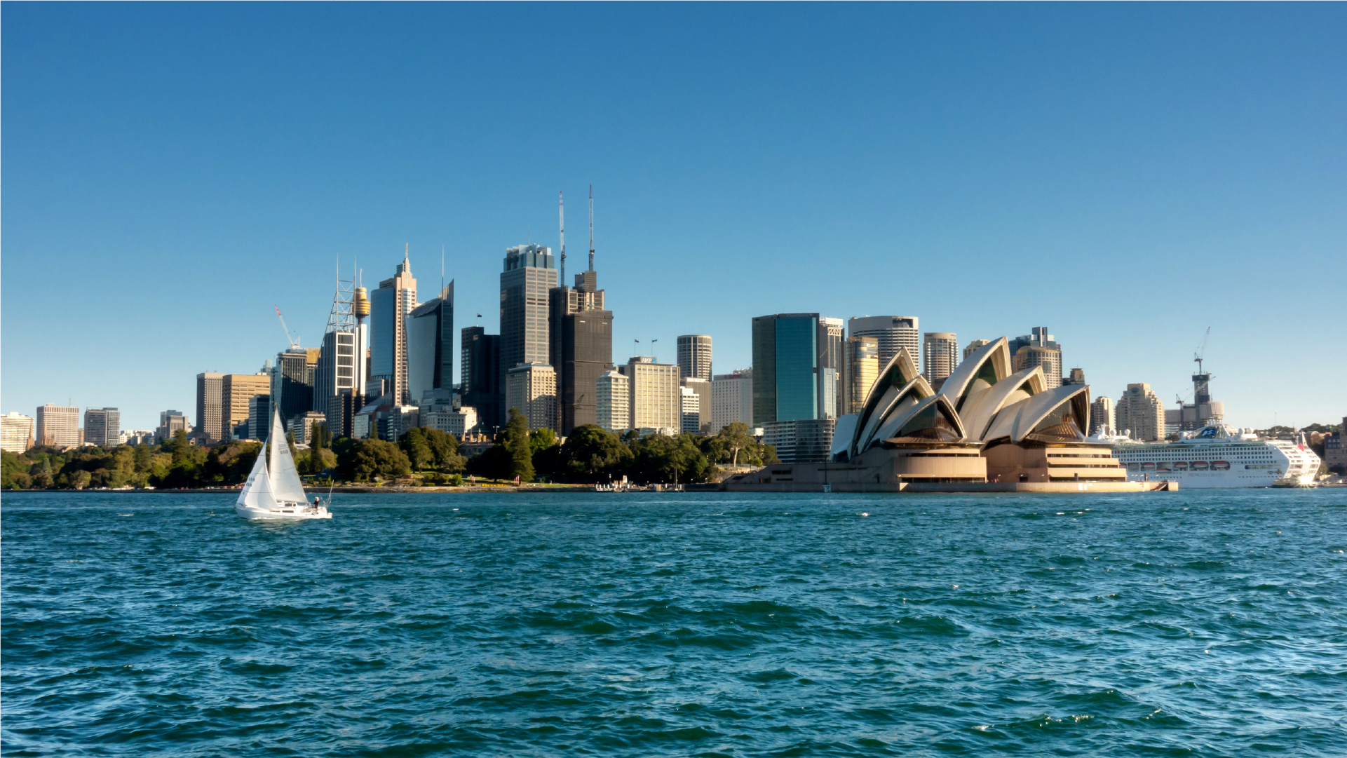 Sydney Opera House sebagai ilustrasi bahwa negara tersebut banyak menyumbang ekspatriat di Indonesia.