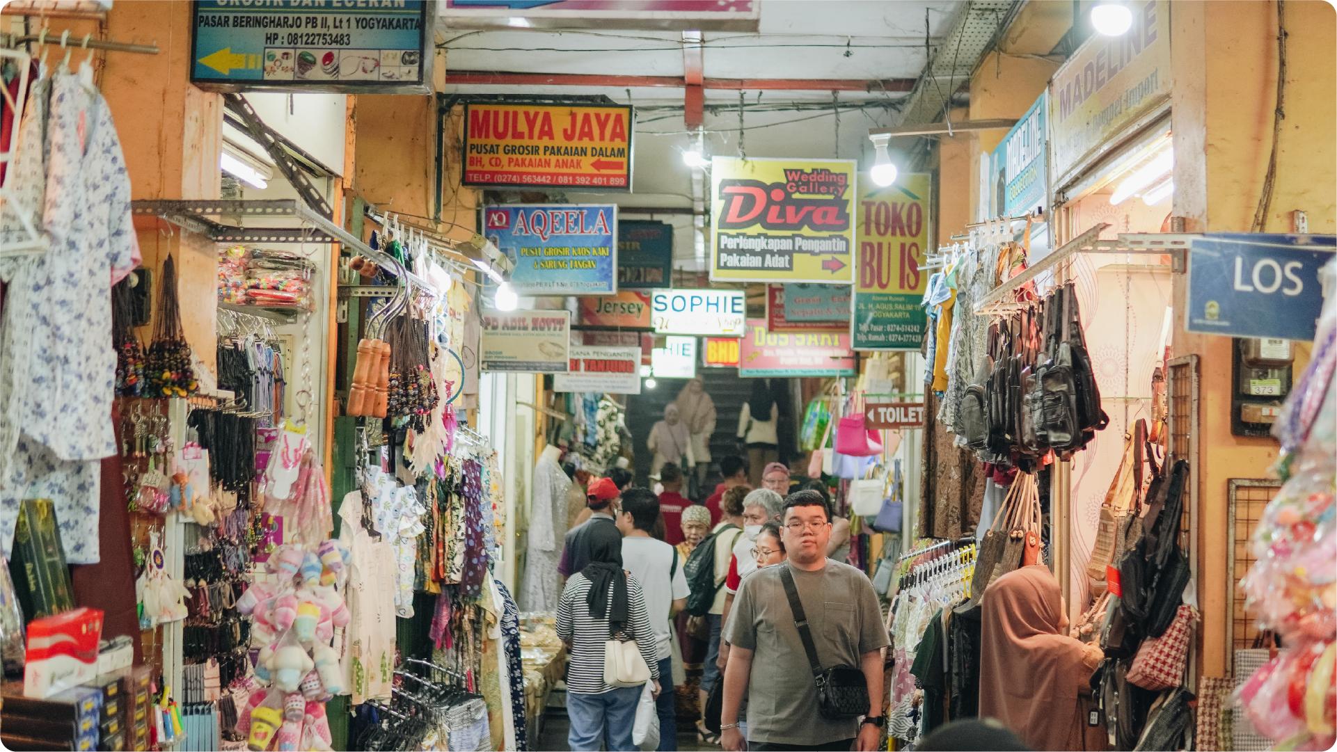 インドネシアの伝統市場の様子。日々の買い物や生活に必要なものをそろえる場として紹介しています。