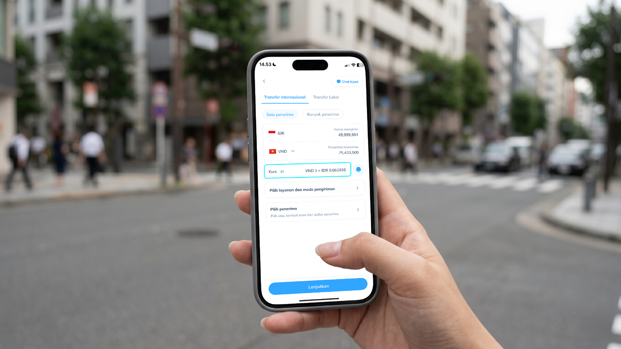 Pengguna mengecek nilai tukar mata uang di aplikasi remitansi Topremit sebelum transfer ke luar negeri.
