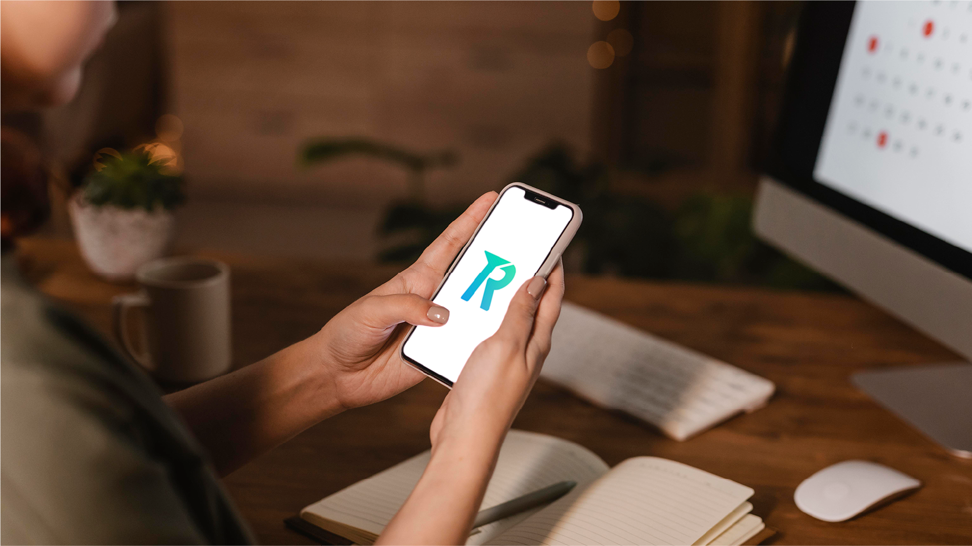 Pengguna membuka aplikasi Topremit di ponsel untuk mengirim uang ke Filipina secara online.