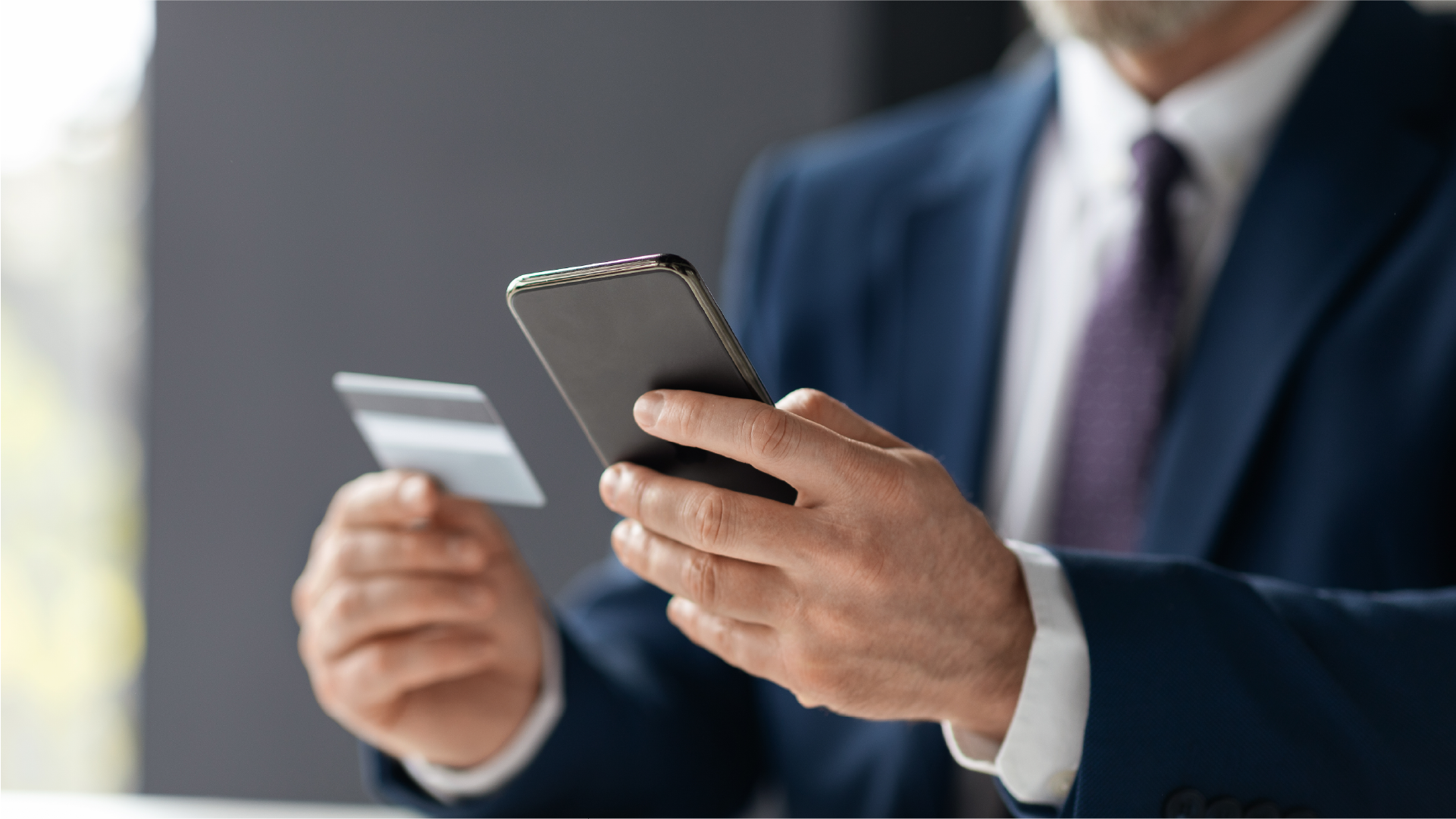 Pebisnis menggunakan kartu dan smartphone untuk melakukan pembayaran atau transfer uang ke Filipina secara online.
