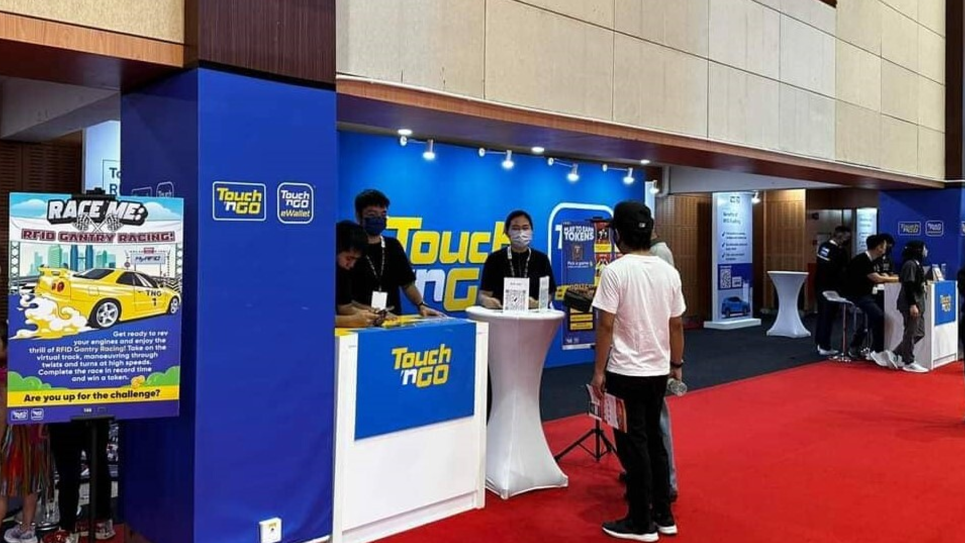 Booth Touch 'n Go sebagai ilustrasi layanan e-wallet populer untuk menerima uang di Malaysia.