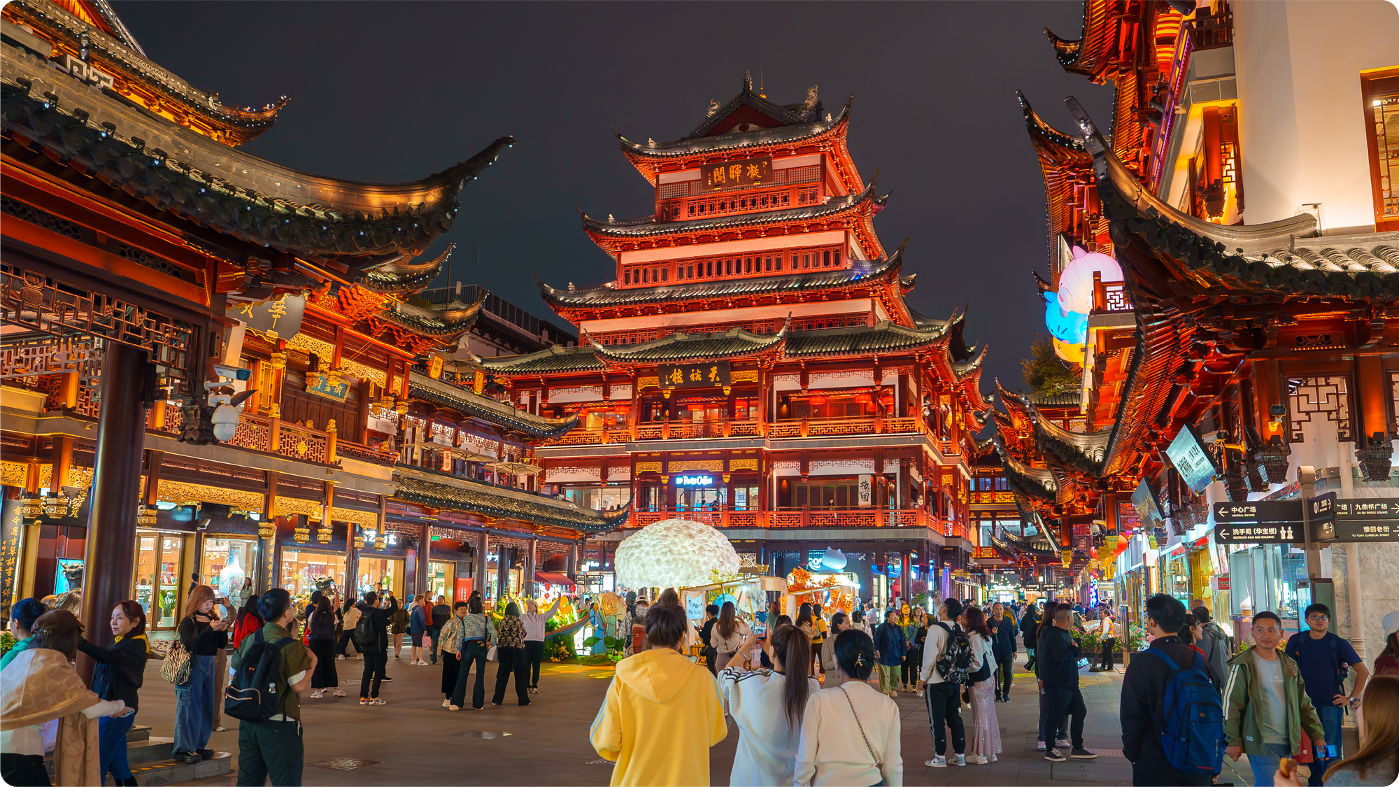 Suasana kawasan wisata dengan arsitektur tradisional China di malam hari sebagai ilustrasi tujuan transaksi ke China.