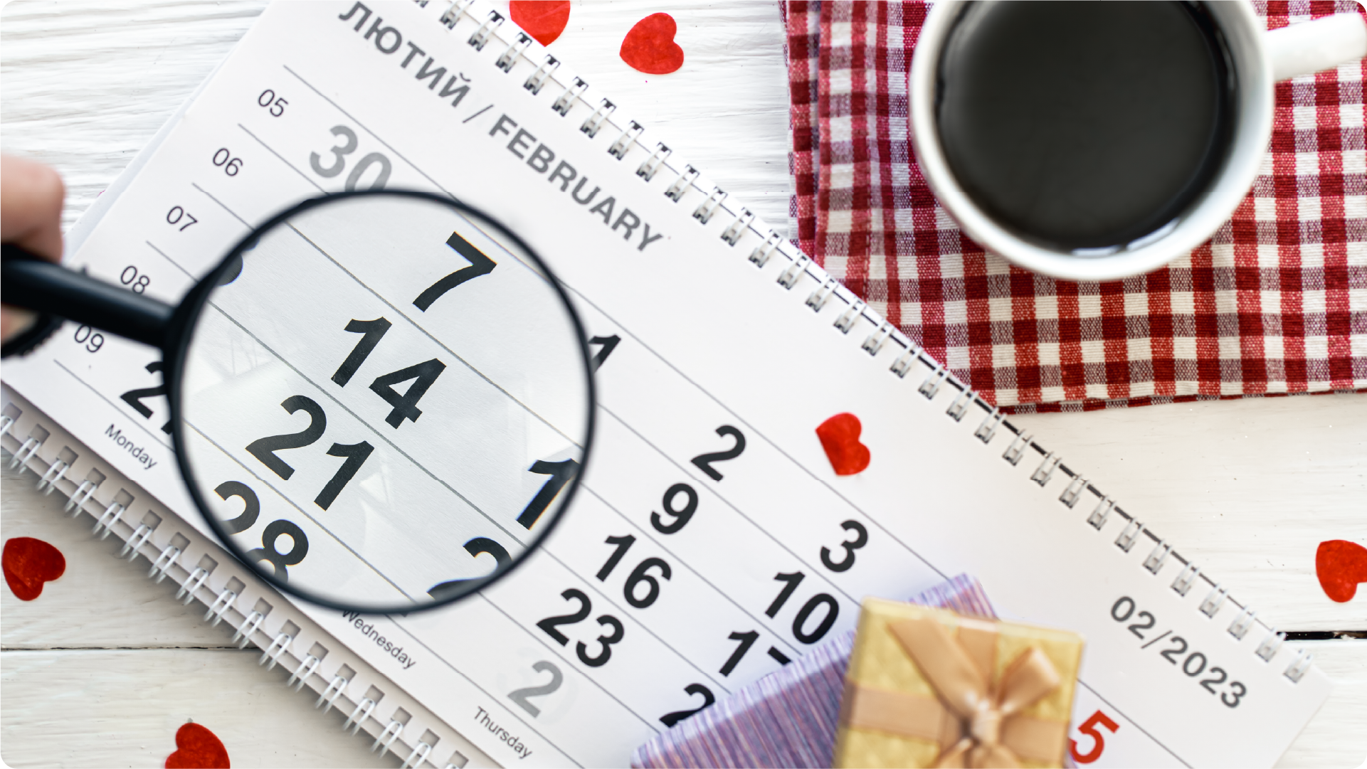 Kalender yang diperbesar dengan kaca pembesar untuk menggambarkan tanggal tertentu.
