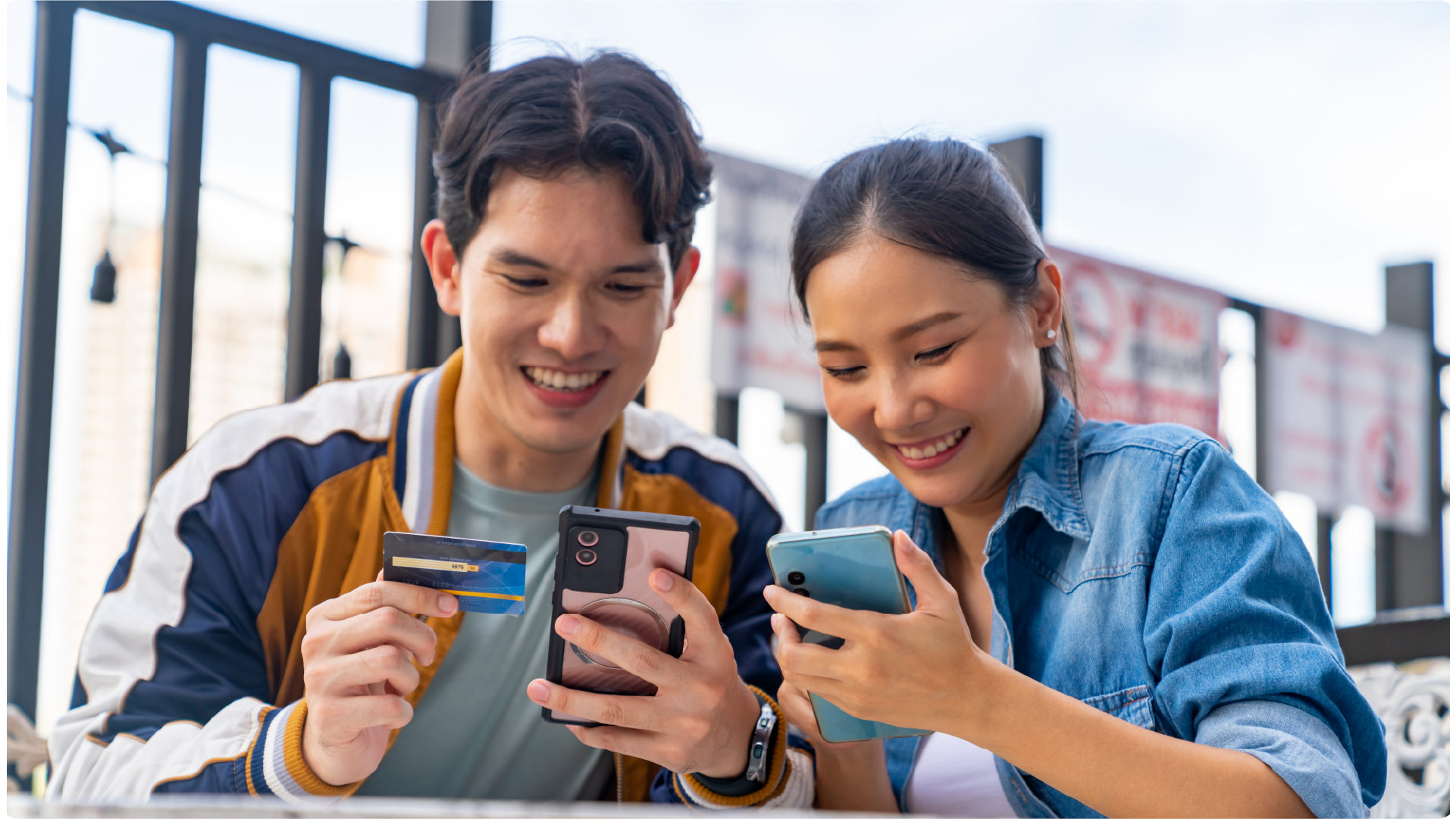 Dua pengguna membandingkan transaksi digital dari HP masing-masing.