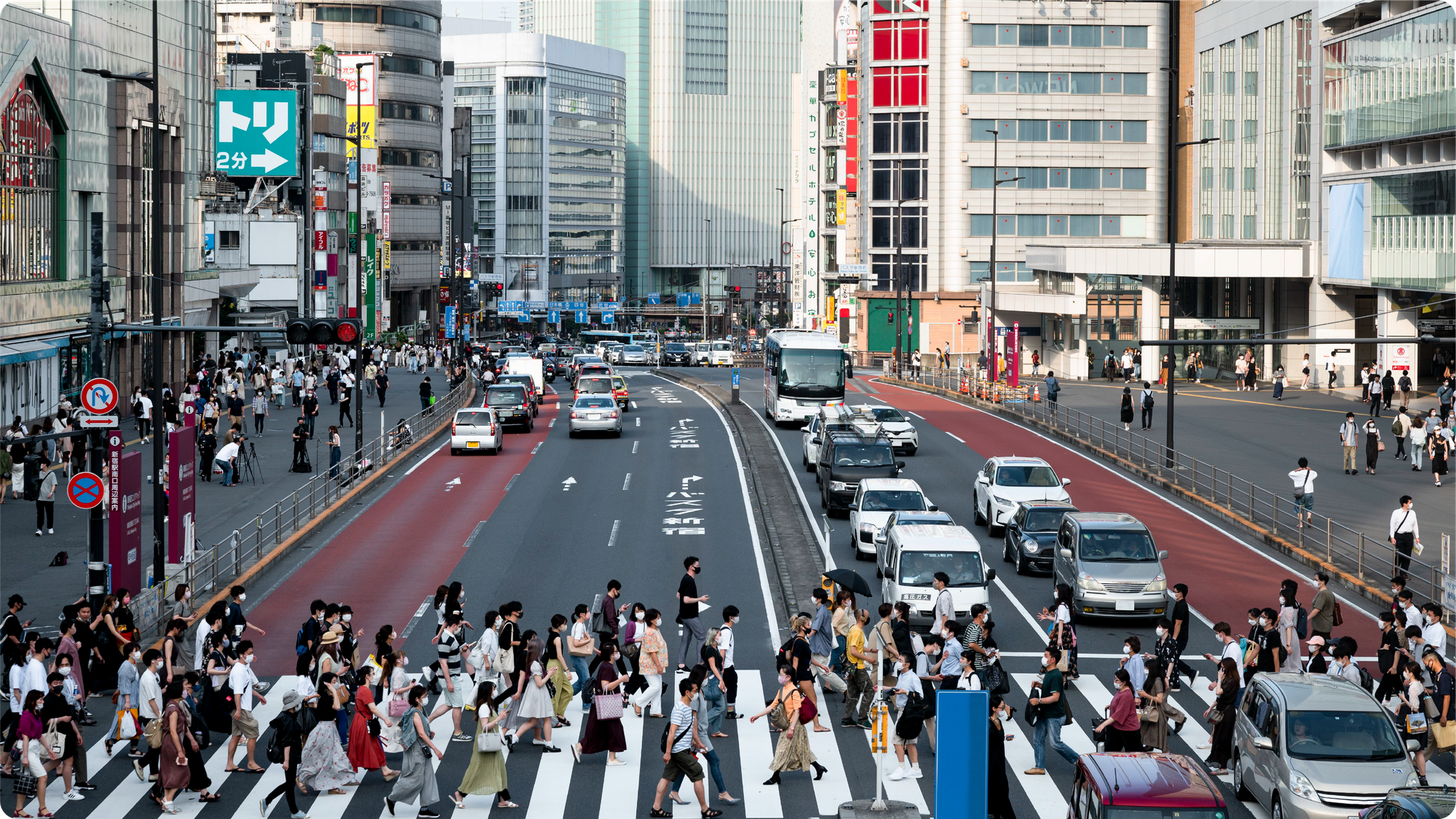 Suasana jalan ramai di Jepang sebagai ilustrasi tingginya kebutuhan transfer uang ke Jepang dari Indonesia.