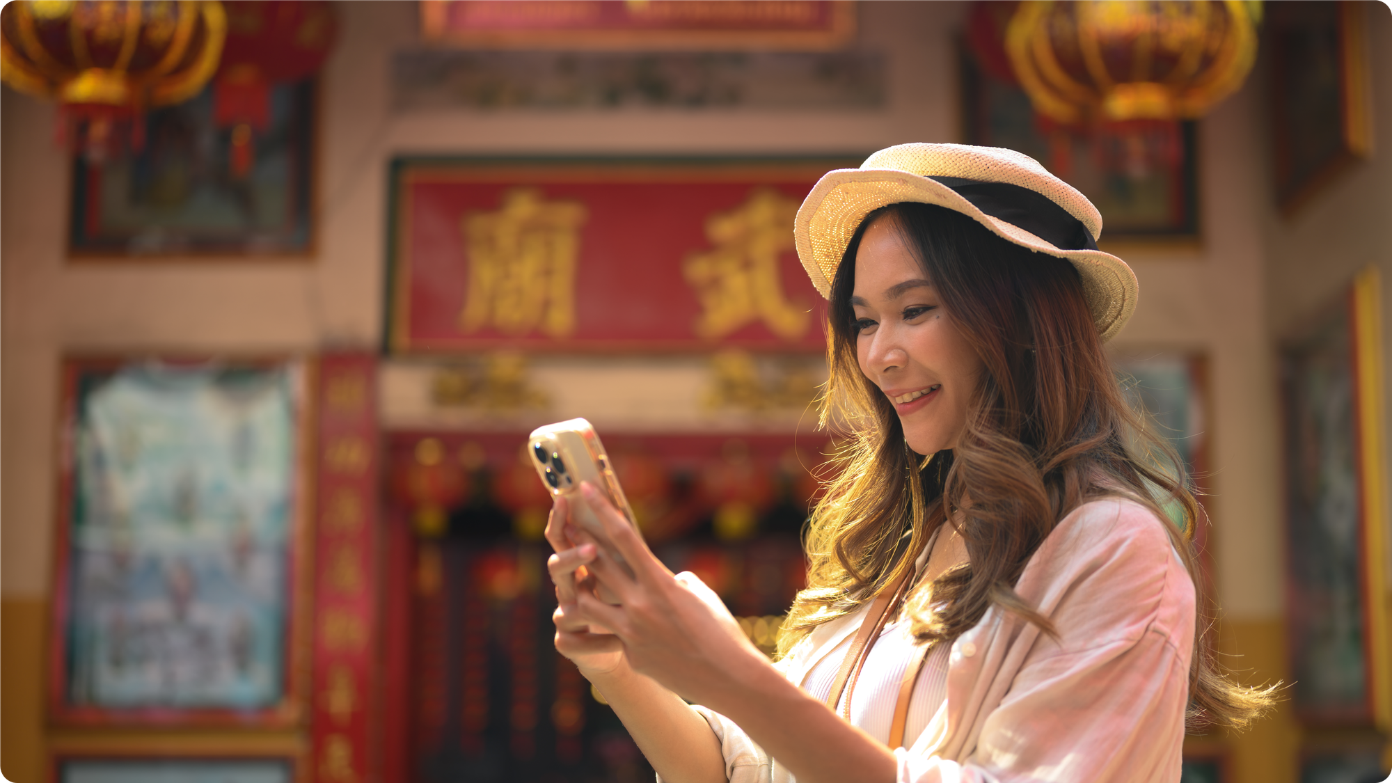 Pengguna mengecek transaksi melalui smartphone dengan latar ornamen khas China sebagai ilustrasi kirim uang ke China.