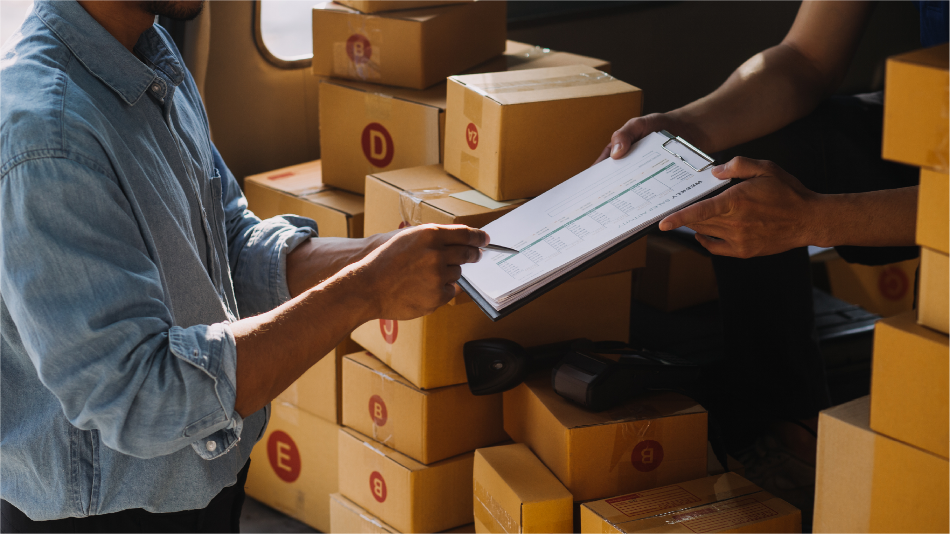 Proses serah terima paket impor kepada penerima setelah barang selesai melewati proses pengiriman.