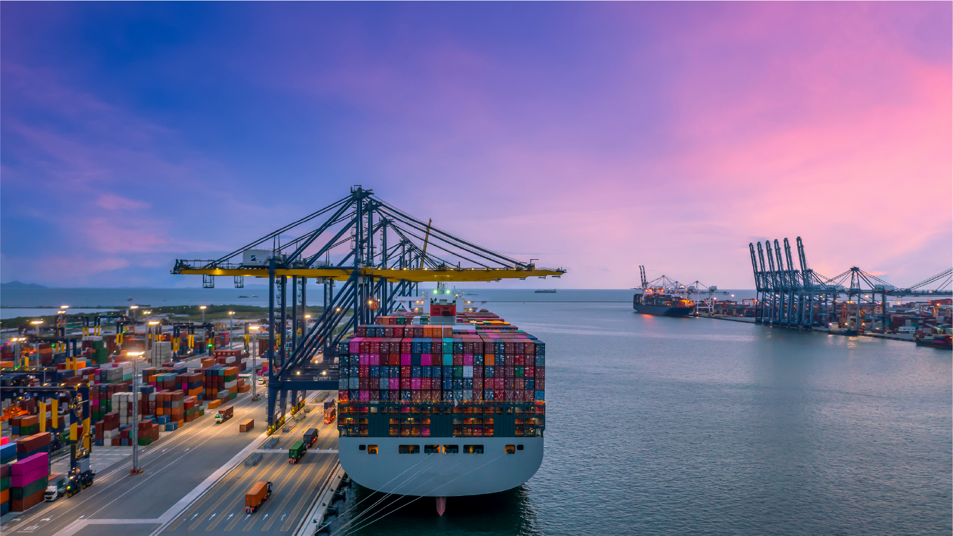 Kapal kargo di pelabuhan sebagai ilustrasi metode sea freight untuk impor barang dalam jumlah besar.