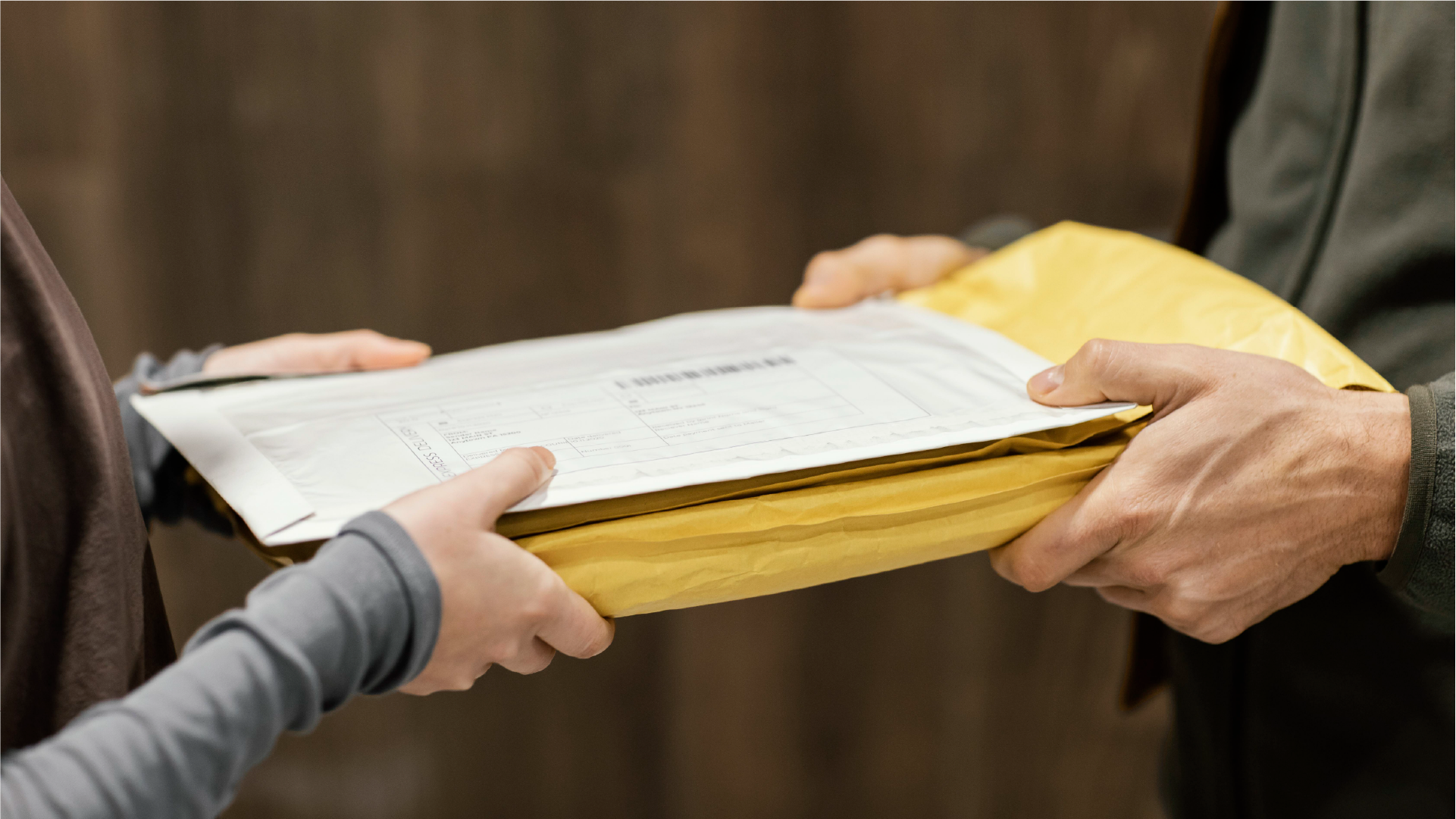 Serah terima dokumen impor seperti invoice, packing list, atau dokumen pengiriman untuk proses verifikasi.