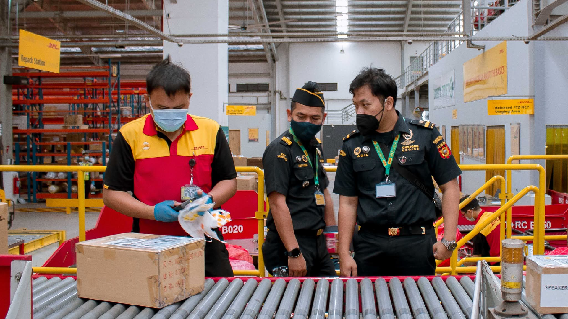 Petugas logistik dan bea cukai memeriksa paket impor di gudang sebelum barang dikirim ke penerima.