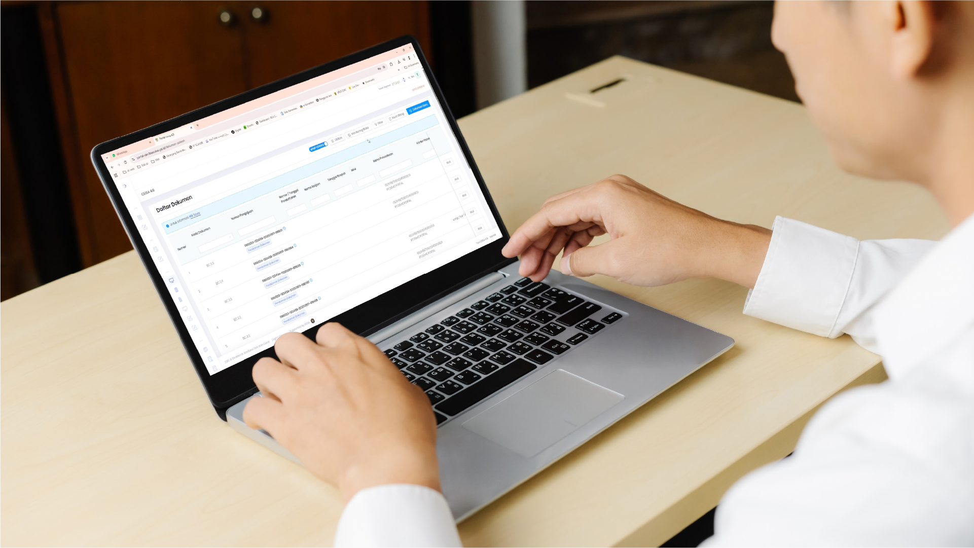 Pengisian dokumen pabean secara online untuk proses administrasi impor barang ke Indonesia.