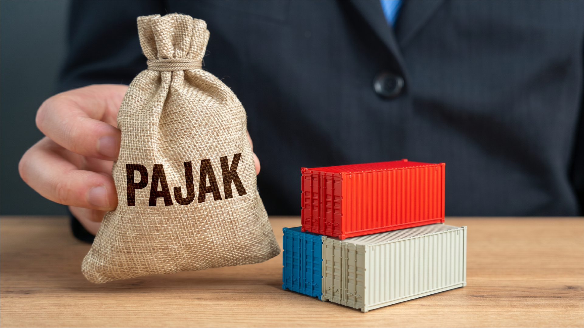 Ilustrasi pajak impor dengan karung bertuliskan pajak dan kontainer barang sebagai simbol pengeluaran biaya impor.