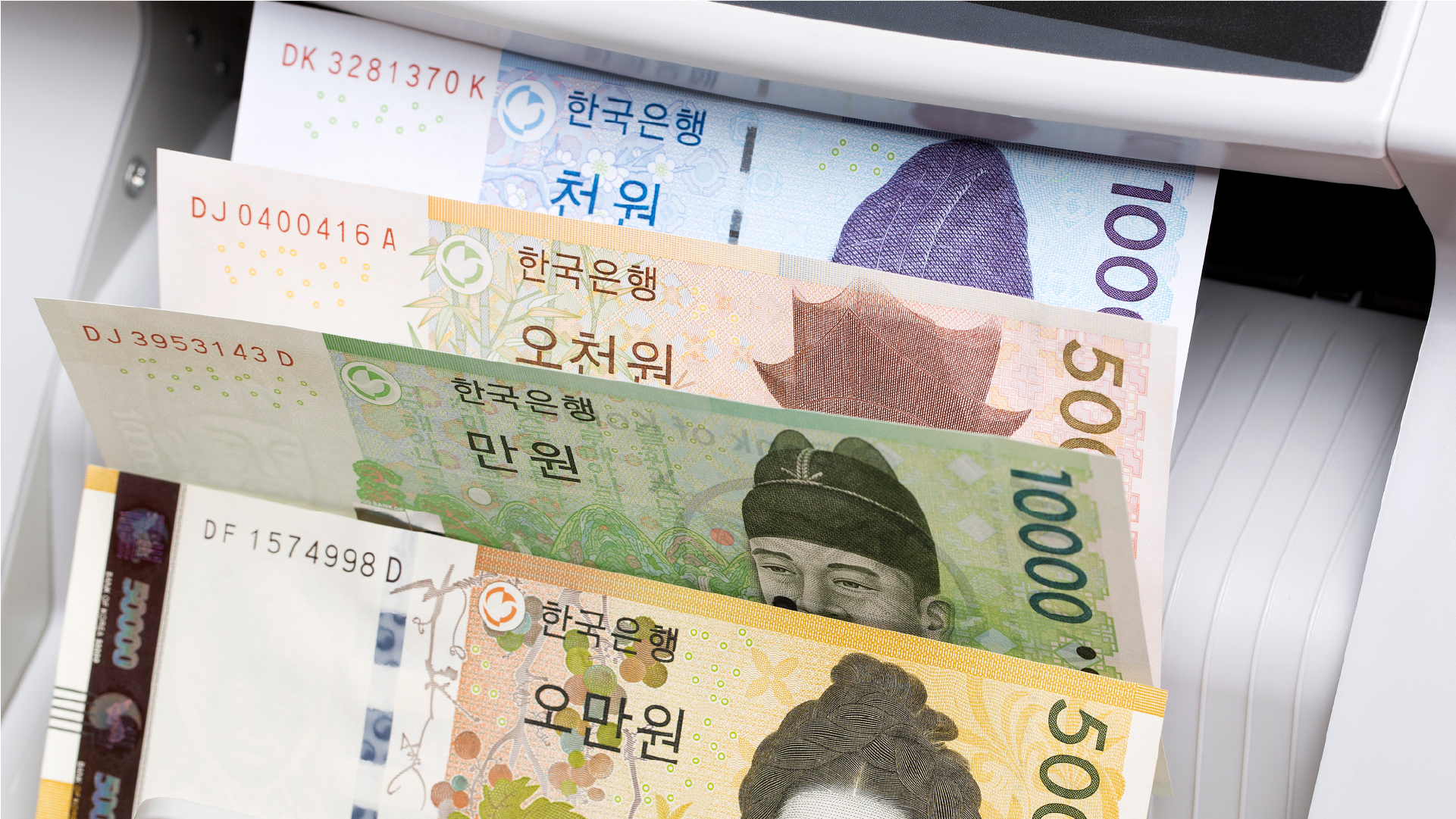 Uang kertas Won Korea Selatan keluar dari mesin penghitung uang sebagai ilustrasi transfer uang ke Korea Selatan