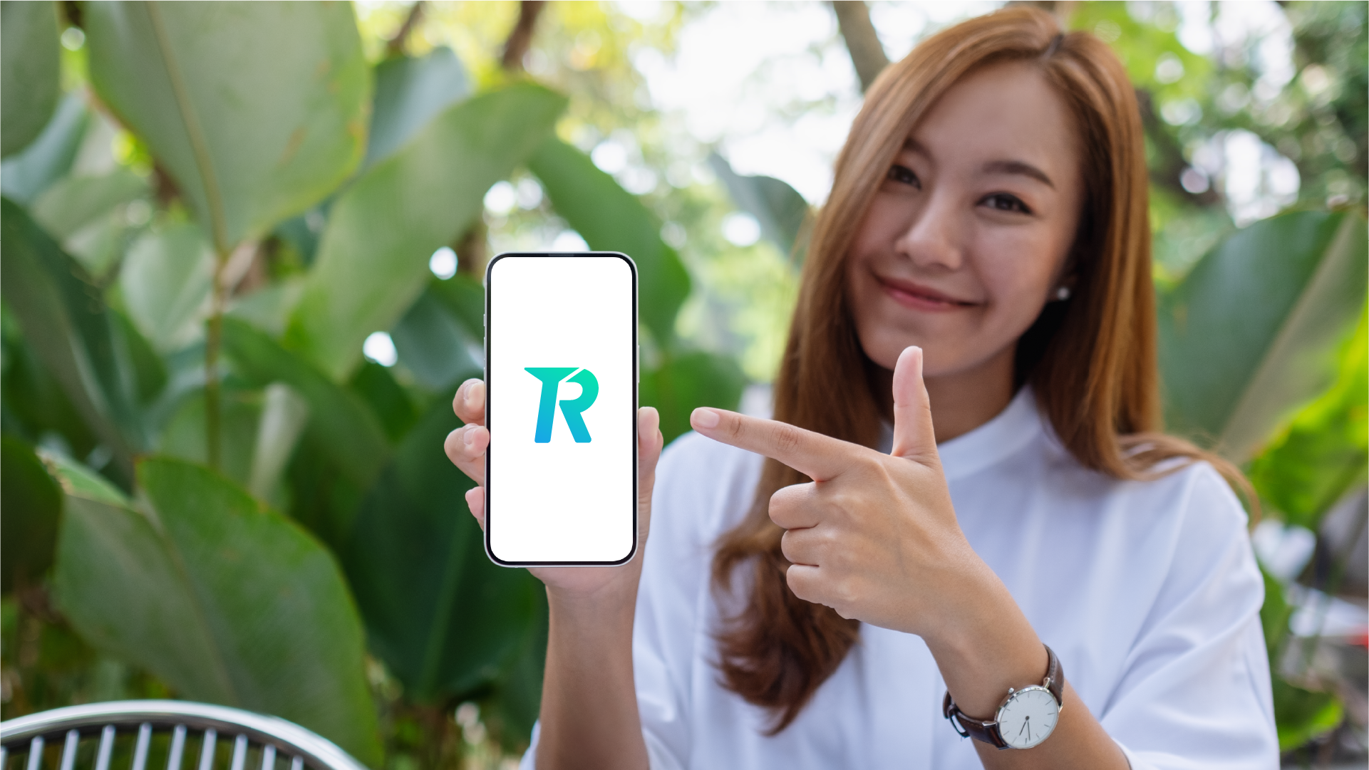 Perempuan menunjukkan aplikasi Topremit di ponsel untuk mengirim uang ke Korea Selatan secara online