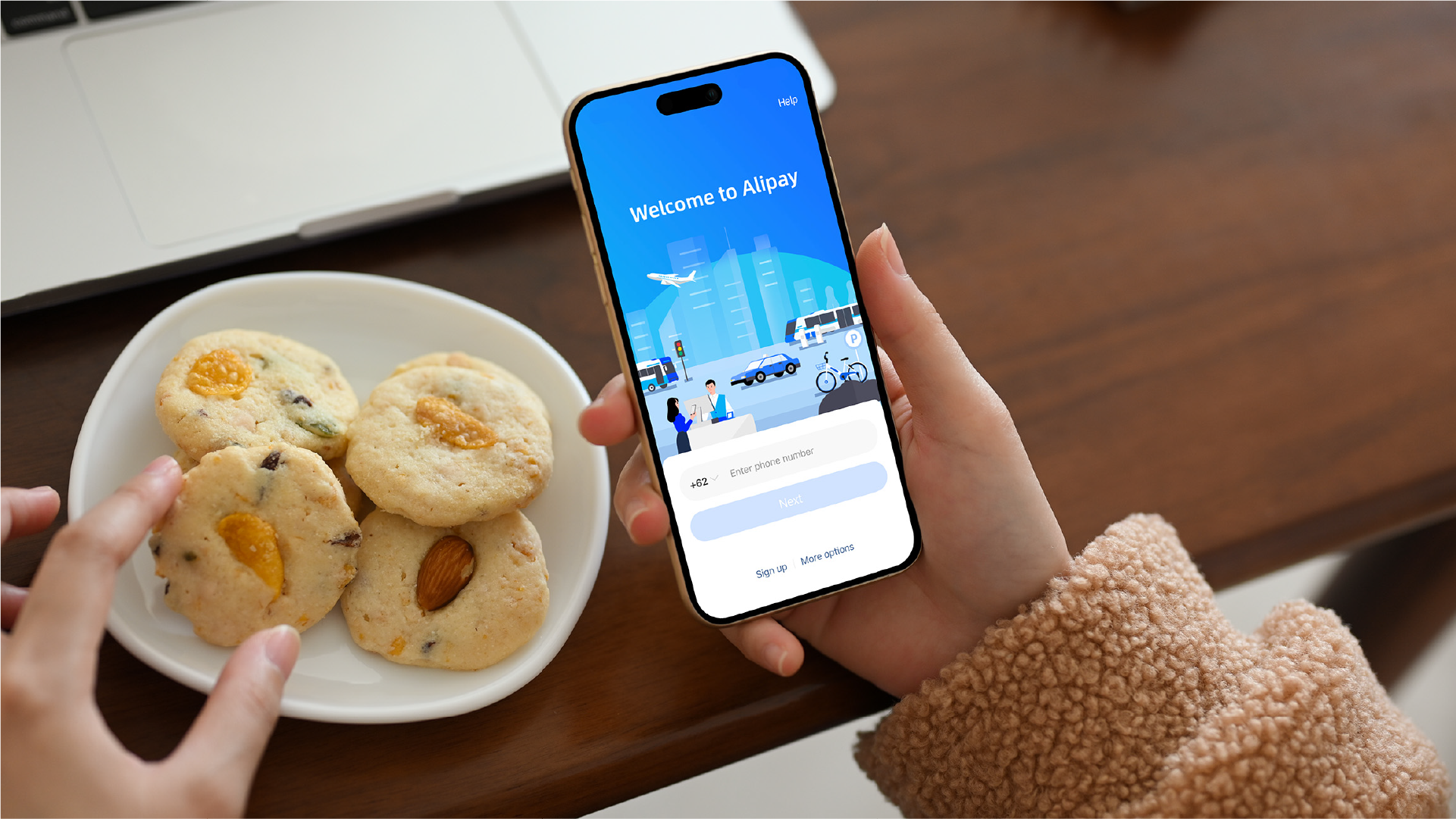 Tampilan layar ponsel menunjukkan halaman registrasi “Welcome to Alipay” untuk membuat akun Alipay menggunakan nomor telepon aktif.