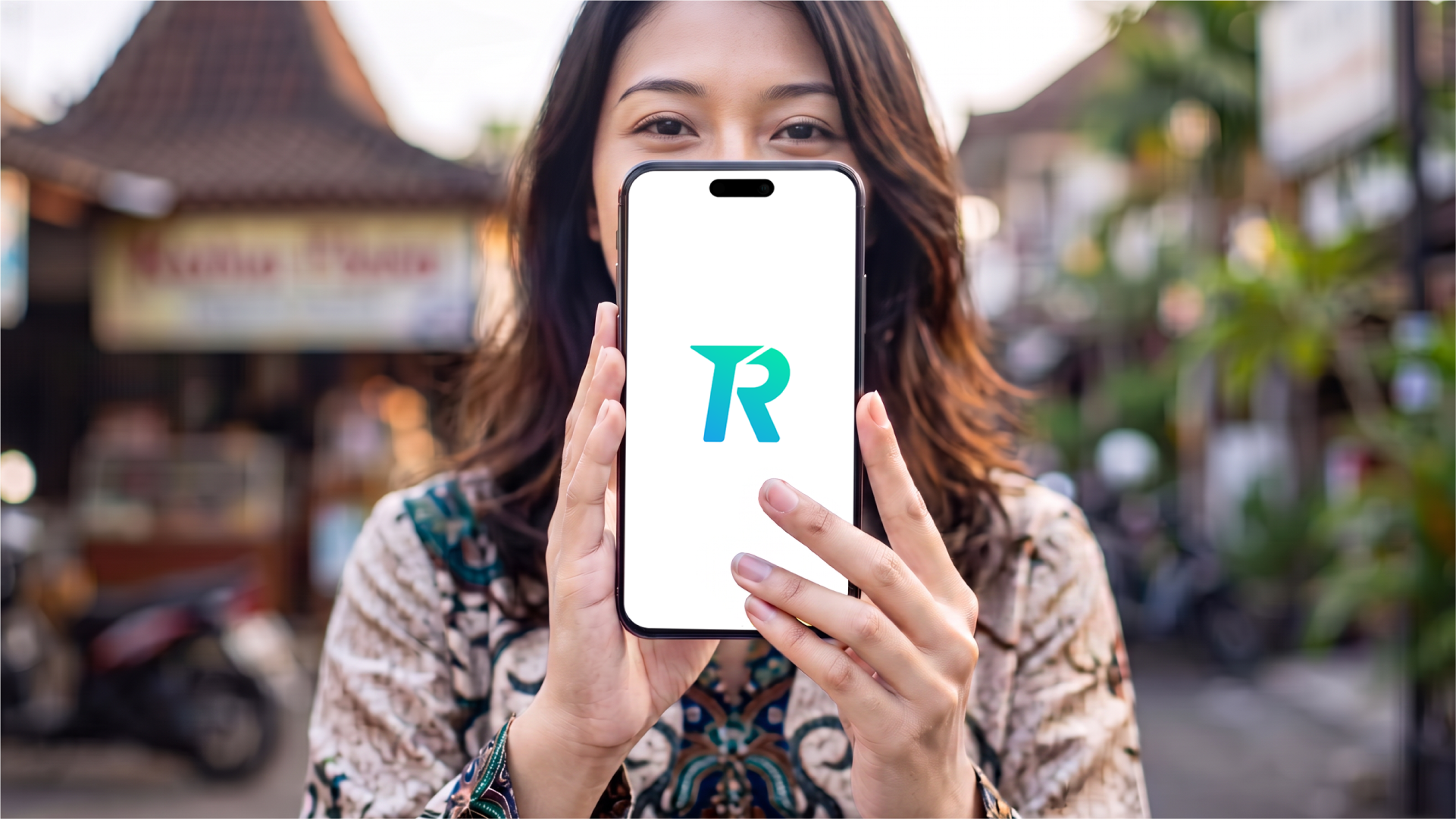 Perempuan Indonesia menunjukkan smartphone dengan logo Topremit untuk mengirim uang ke saldo Alipay penerima di China