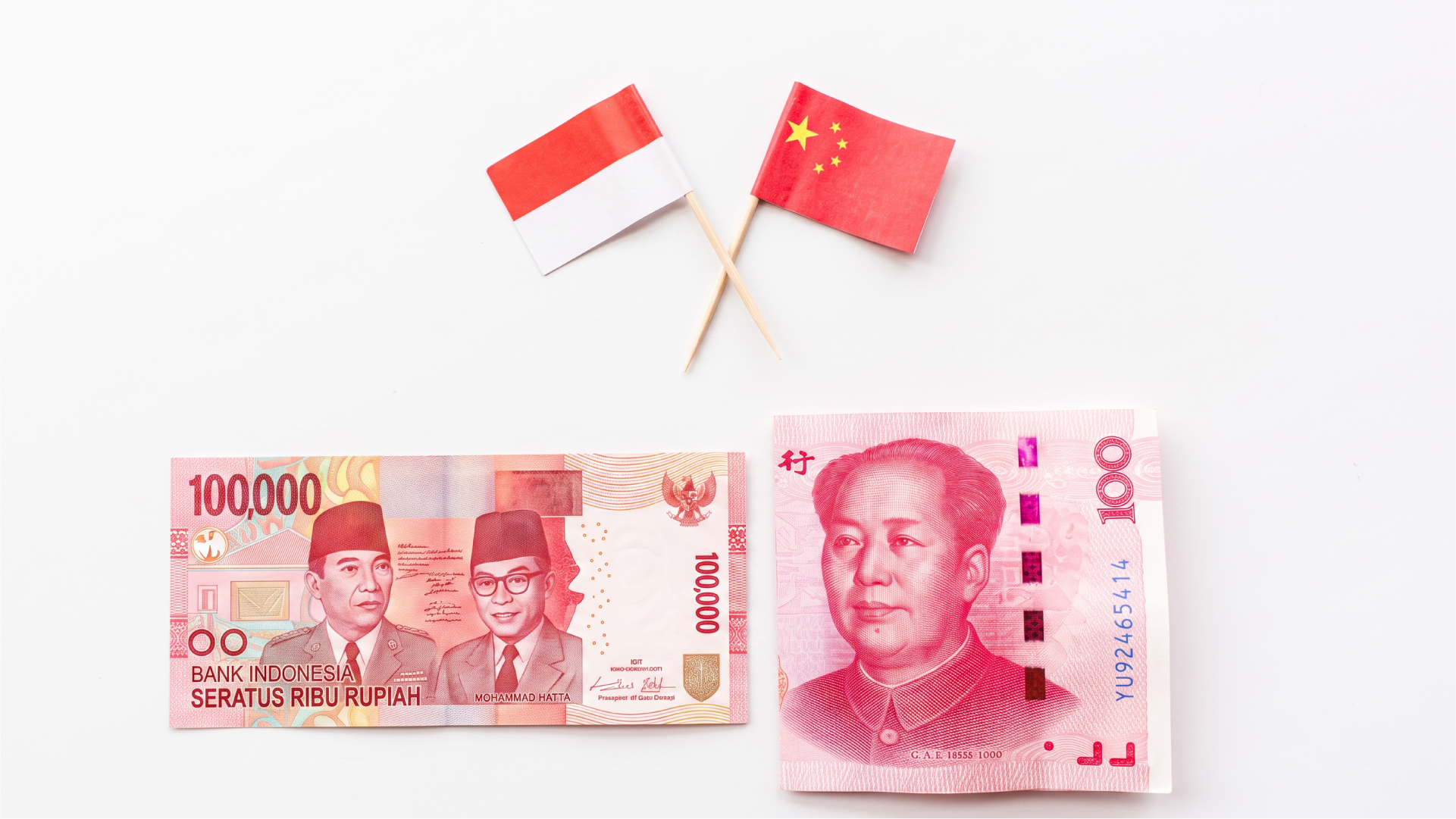 印度尼西亚盾与人民币，以及印度尼西亚和中国国旗，展示 IDR 兑换为 CNY