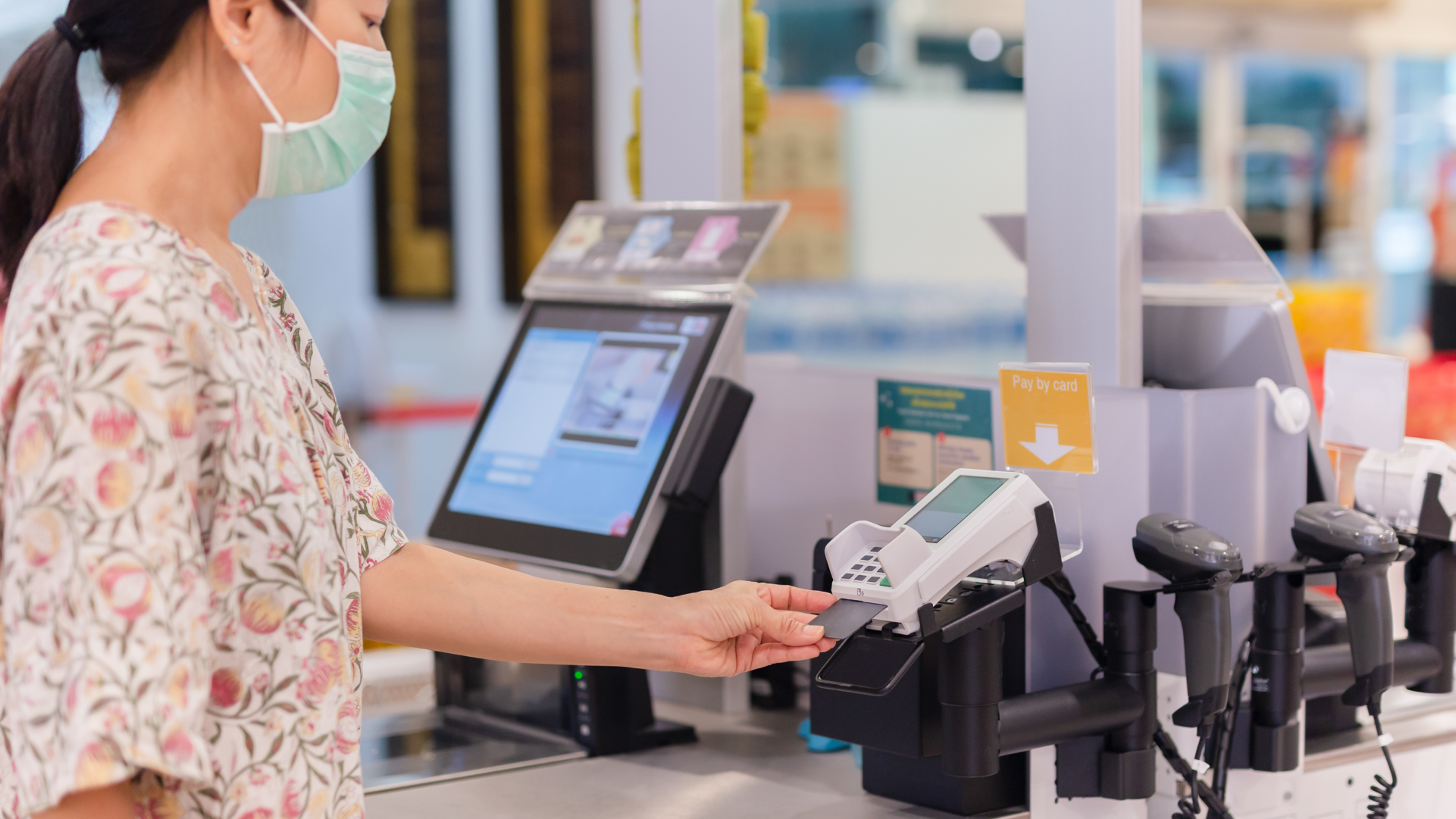 Pengguna melakukan pembayaran dengan kartu melalui mesin EDC di merchant