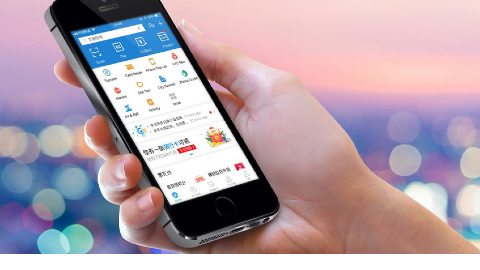 Pengguna menunjukkan tampilan aplikasi Alipay di ponsel untuk pembayaran digital di China