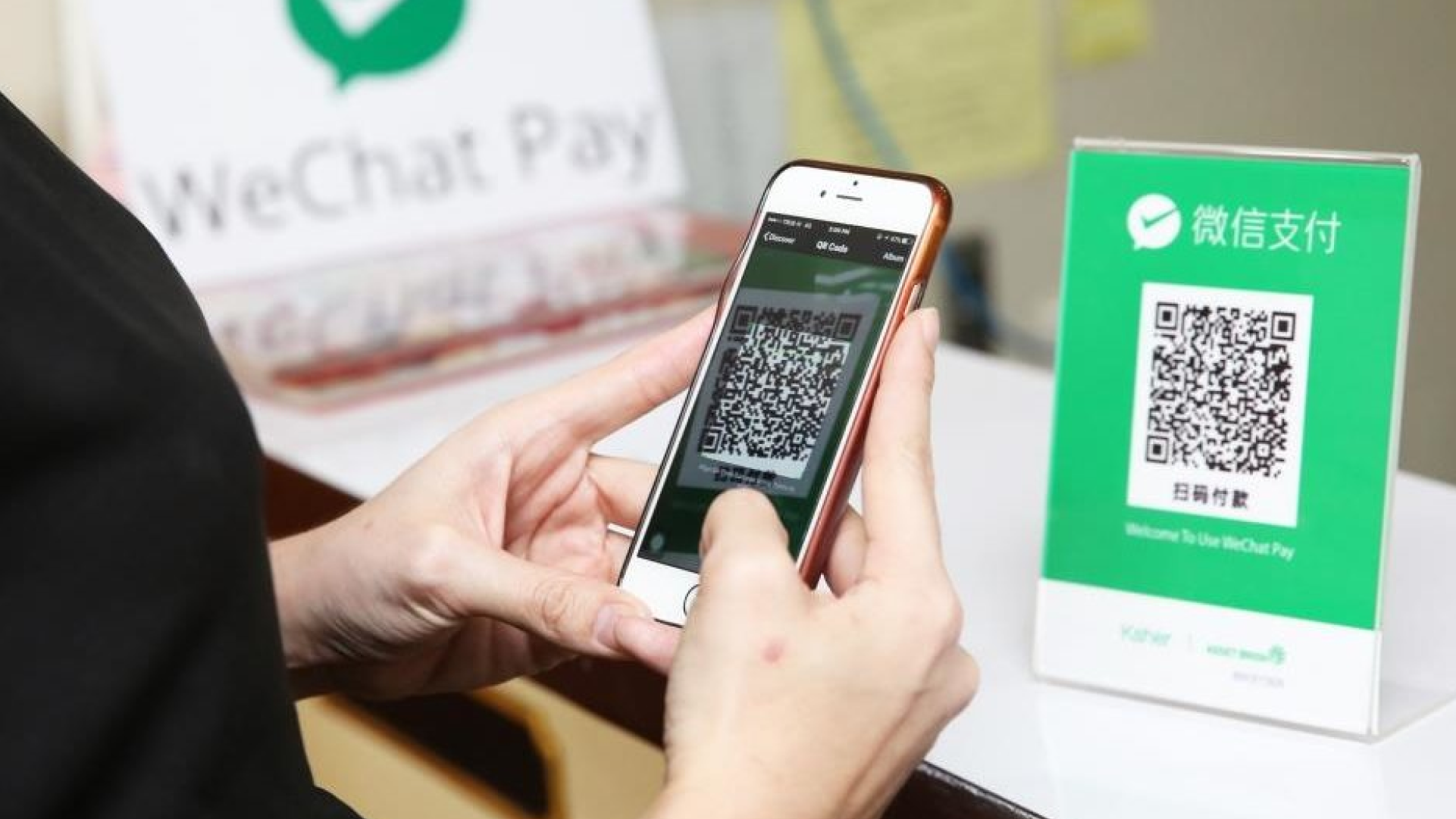 Pengguna memindai kode QR WeChat Pay untuk melakukan pembayaran di China.