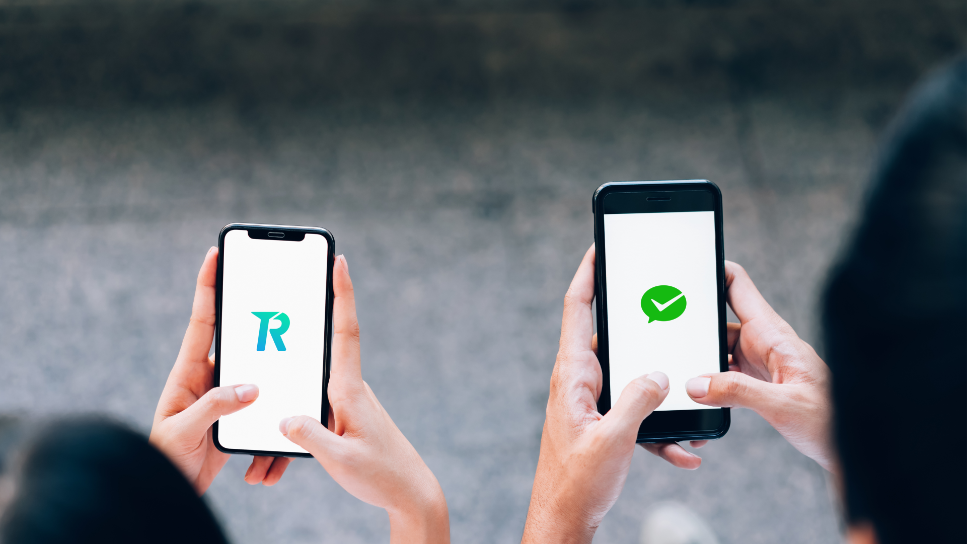 Pengguna Topremit dan WeChat Pay berdekatan sebagai ilustrasi kirim uang dari Indonesia ke China