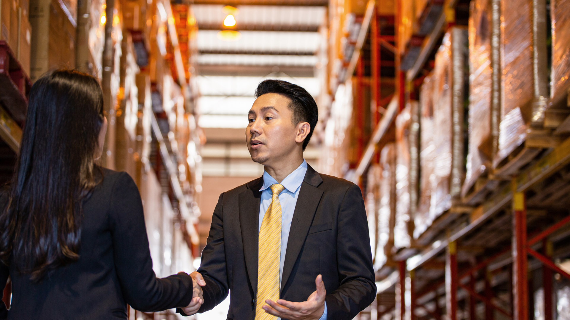 Negosiasi dengan supplier di gudang sebelum melakukan impor barang dari China