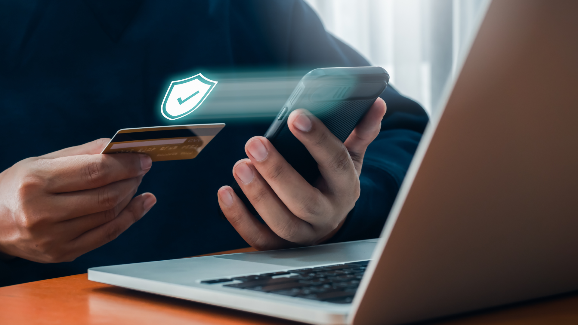 スマートフォンとカードを使って安全にオンライン送金するイメージ