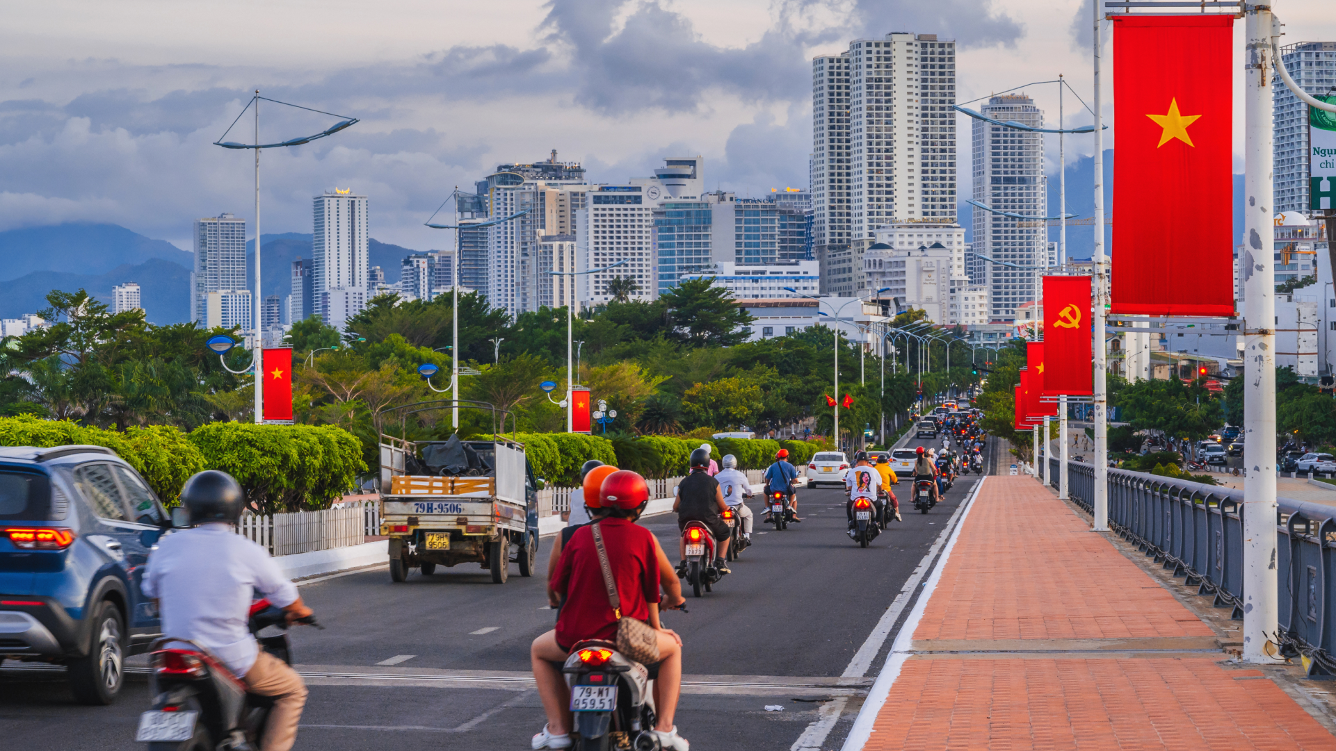 Jalan perkotaan di Vietnam dengan bendera nasional sebagai ilustrasi negara tersebut salah satu negara pemasok impor Indonesia