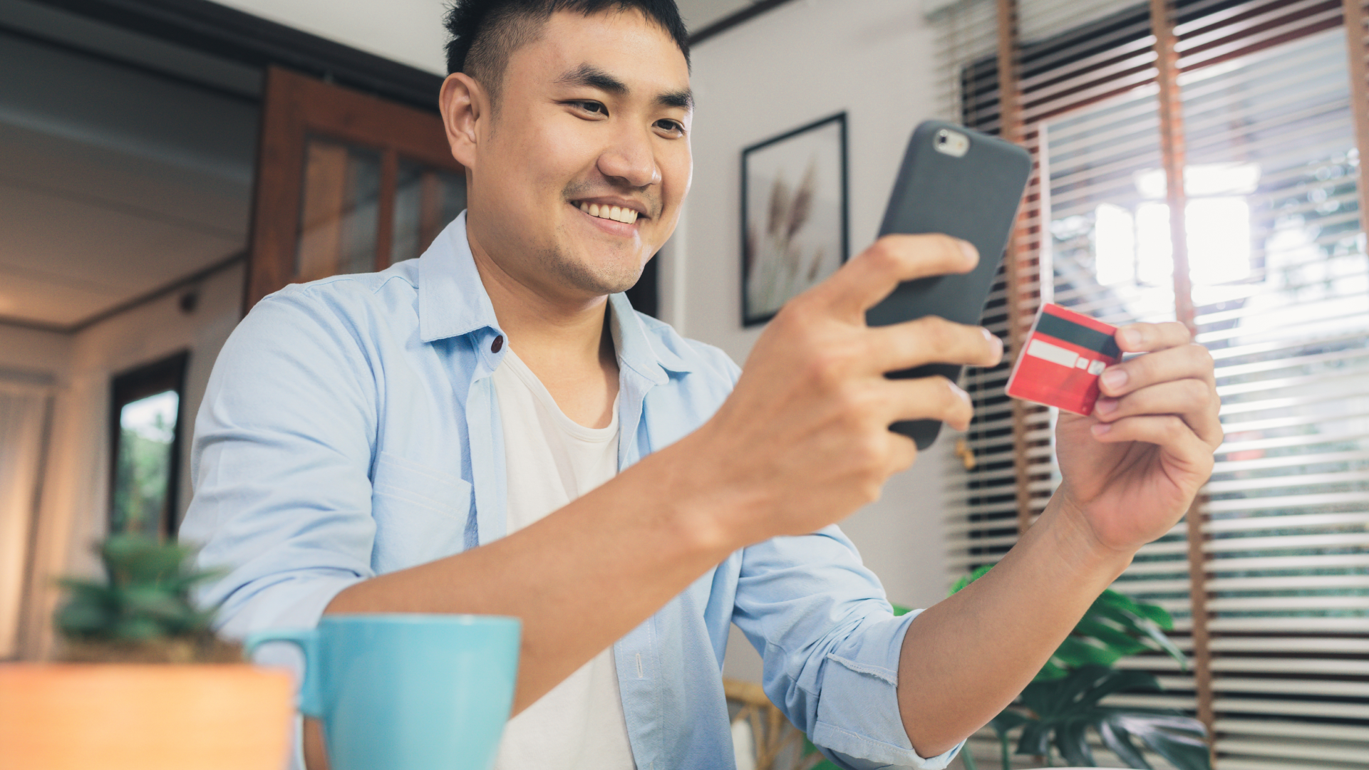 Ilustrasi pembayaran online lintas negara menggunakan HP untuk transaksi bisnis dengan supplier China